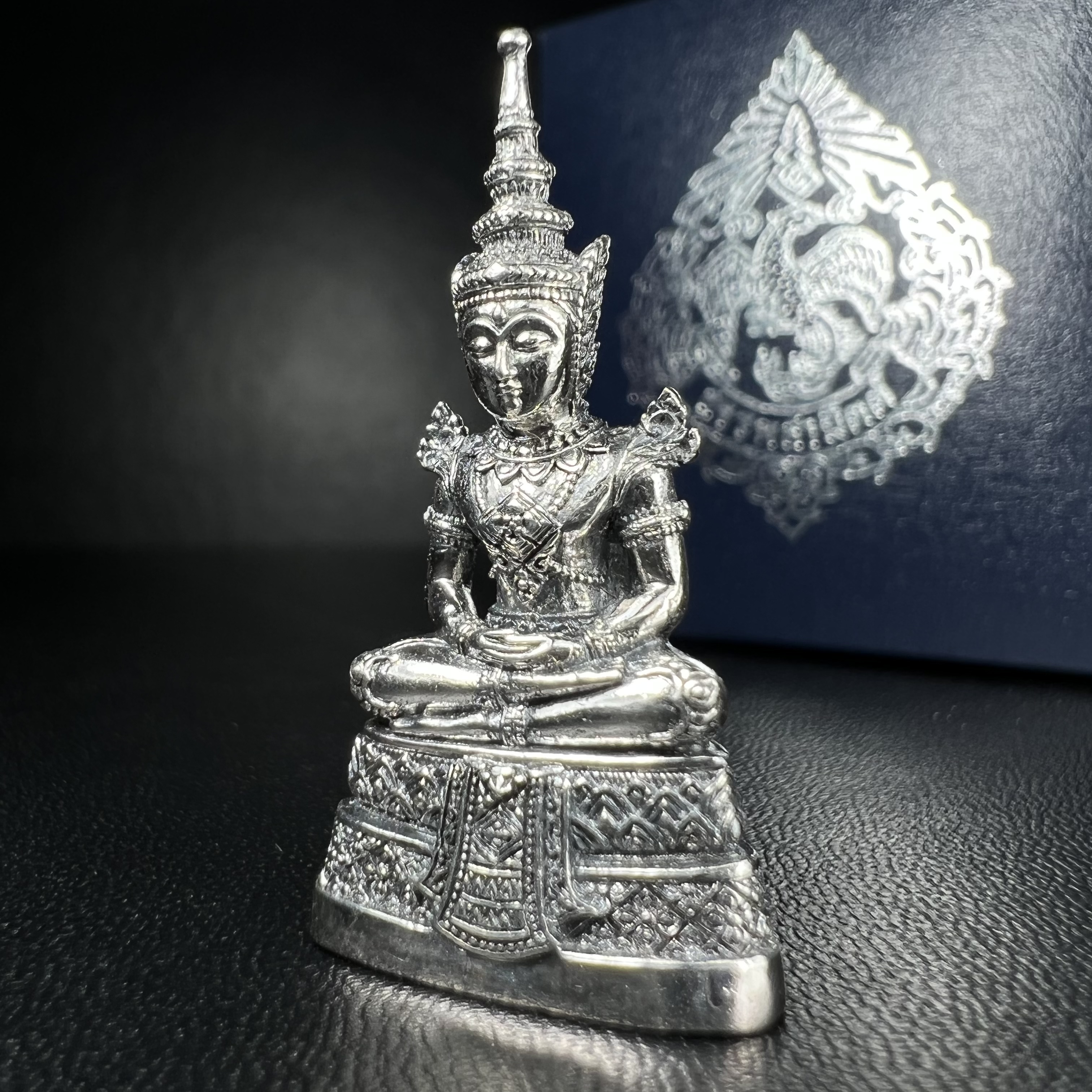 พระแก้วมรกต กรมสรรพสามิตจัดสร้างขึ้นเนื่องในโอกาสครบรอบ 64 ปีของกรมสรรพสามิต และเนื่องในวโรกาสที่พระบาทสมเด็จพระเจ้าอยู่หัวทรงครองราชย์ครบ 50 ปีในปีกาญจนาภิเษก เมื่อ พ.ศ.2539 เนื้อเงินรมดำขัดเงาพร้อมกล่องบรรจุเดิม