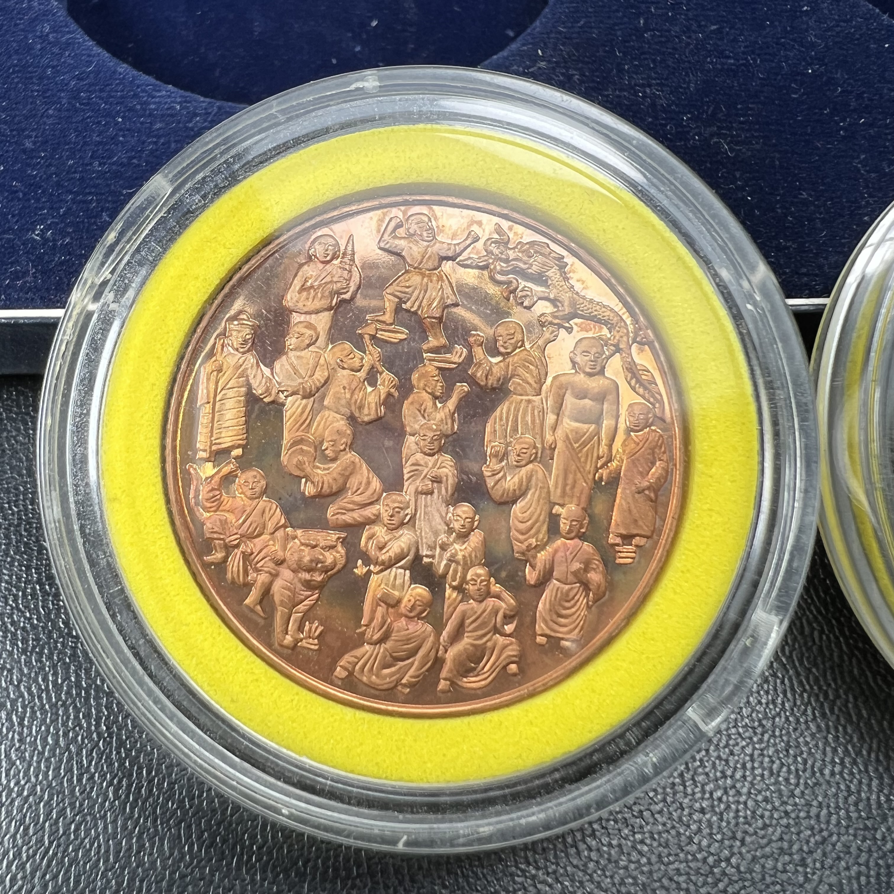 เหรียญจับโป้ยล่อหั่น 18 อรหันต์(18 เซียน)รุ่นกาญจนาภิเษก ปี2539 พิธีพุทธาภิเษก ณ วัดบวรนิเวศวิหาร ขนาด3.2ซม. ชุดเนื้อเงินและเนื้อทองแดงขัดเงา ขอบเหรียญแบบสตางค์ หลังตราสัญลักษณ์ปีกาญจนาภิเษก พร้อมกล่องบรรจุเดิมครบ สุดยอดสิริมงคล โชคลาภค้าขาย สารพัดกันภัย