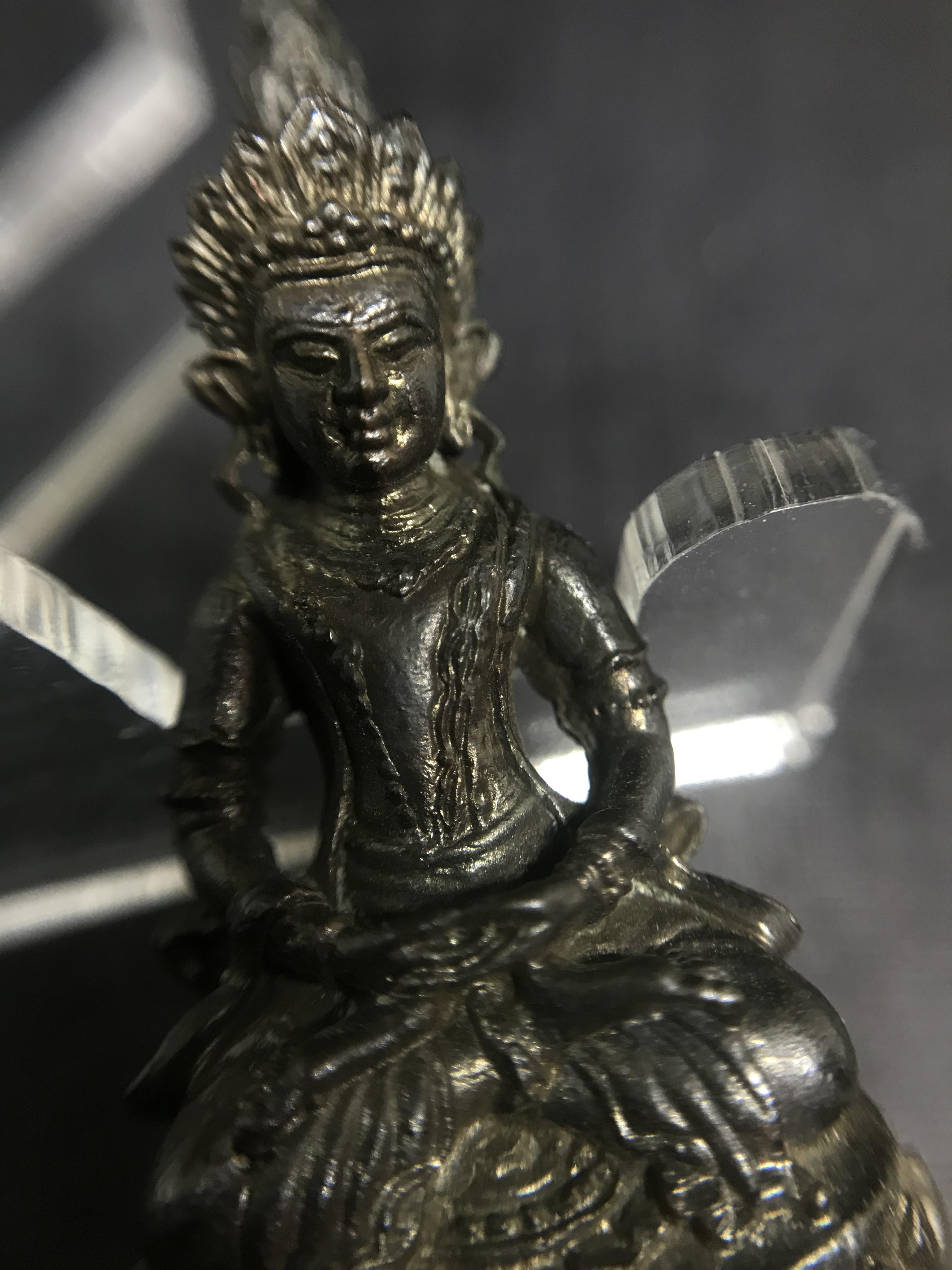 พระกริ่งธิเบตอวโลกิเตศวร ภปร.(พระไวโรจนะพุทธ)วัดมังกรกมลาวาส(เล่งเน่ยยี่) รุ่นแรกปี2515 เนื้อนวโลหะ(ในหลวงรัชกาลที่9เสด็จเททอง)(หายาก)