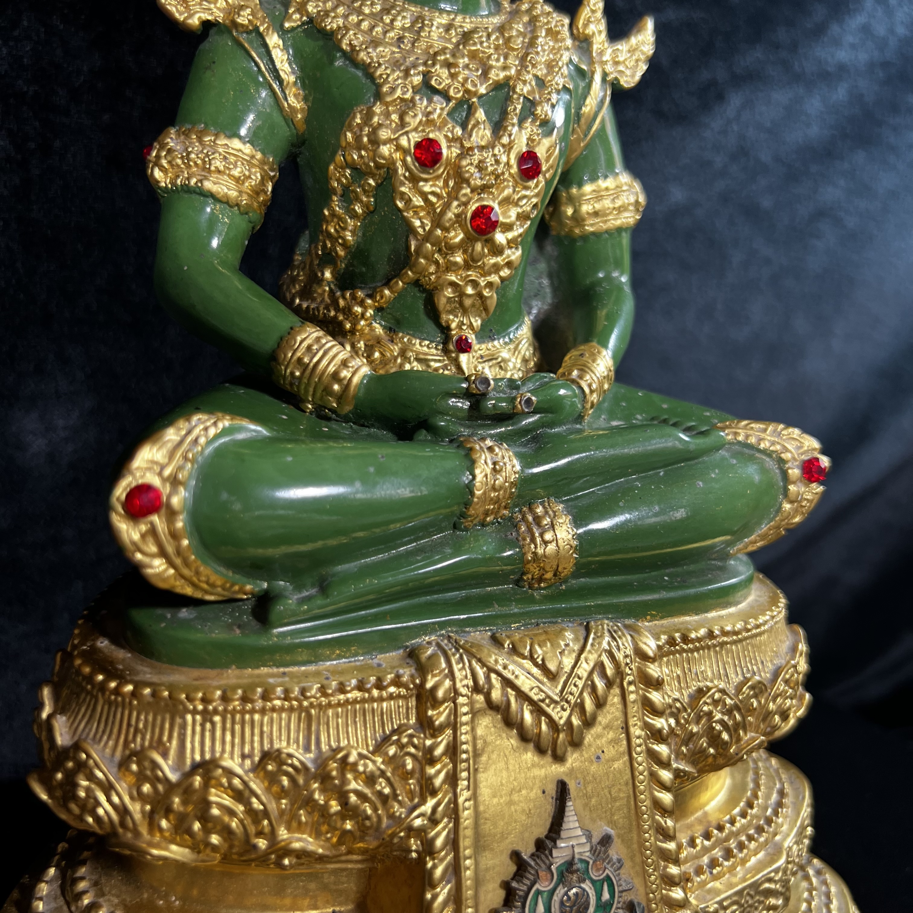 พระพุทธมหามณีรัตนปฏิมากร (จำลอง)พระแก้วมรกต วัดพุทธไทยถาวรวนาราม นครนิวยอร์ก ตรา ภปร. 6รอบ 72พรรษา ในหลวงรัชกาลที่9 ปี2542 ขนาดบูชาหน้าตัก 5นิ้ว หล่อเนื้อโลหะ(ในหลวงรัชกาลที่9 เสด็จเจิมพระสุหร่าย)(1ใน999องค์)