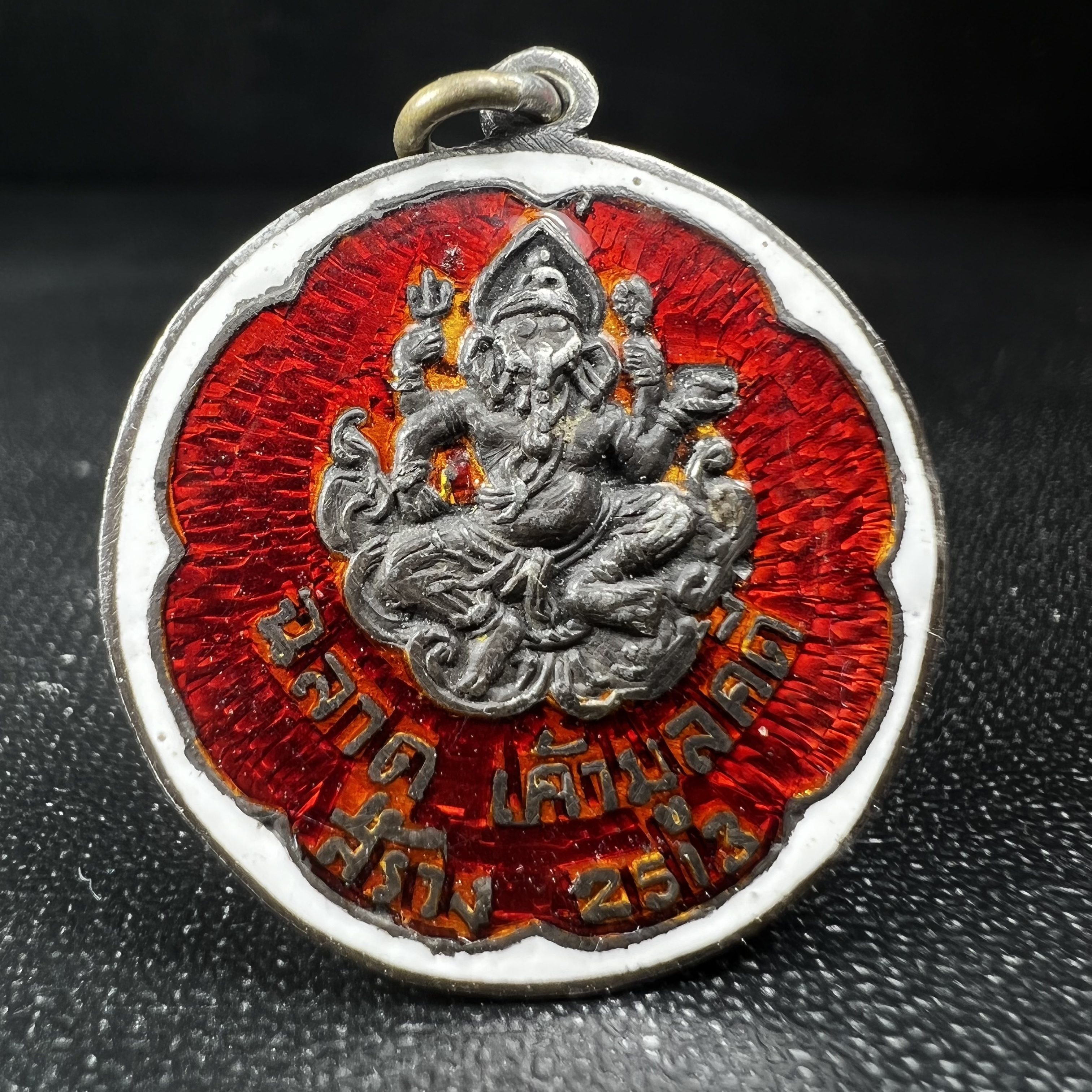 เหรียญพระพิฆเนศวร ปี 2513 จัดสร้างโดย "ท่านอาจารย์ ฉลาด เค้ามูลคดี" เนื้อเงินลงยา(สภาพสวยเดิม ผิวเงินเดิม ผิวลงยาติดเต็มไม่มีกระเทาะ)พิธีใหญ่เป็นเหรียญที่อยู่ในความนิยมสะสมของกลุ่มดารา ศิลปิน หายาก