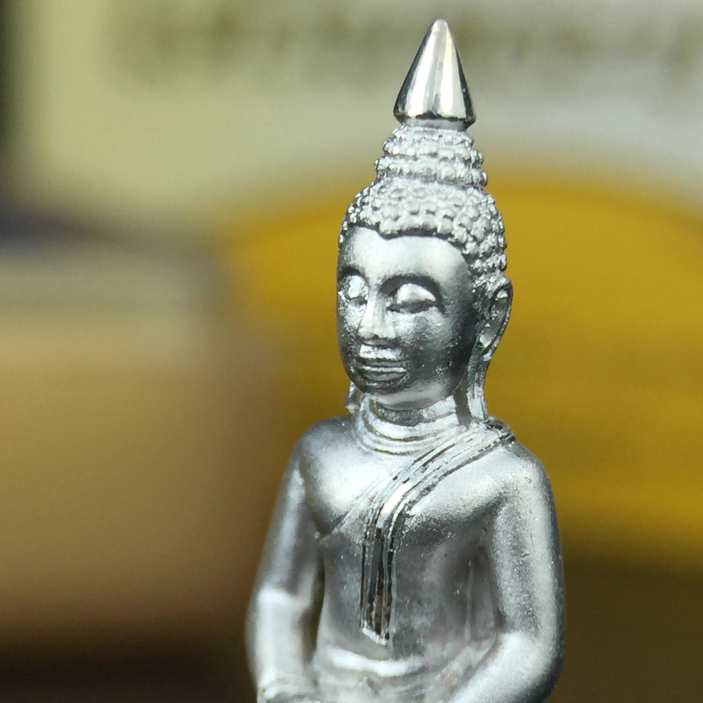 พระพุทธโสธร คุ้มเกล้าฯ ภปร.(ใต้ร่มพระบารมี คุ้มเกล้า) 60ปี รพ.ภูมิพลฯ พ.ศ.2552 เนื้อเงิน ชุบทองคำขาว(ลอยองค์พิมพ์ กลาง ขนาด 26*18.5 มม.) 1 ใน 5000 องค์ หายาก