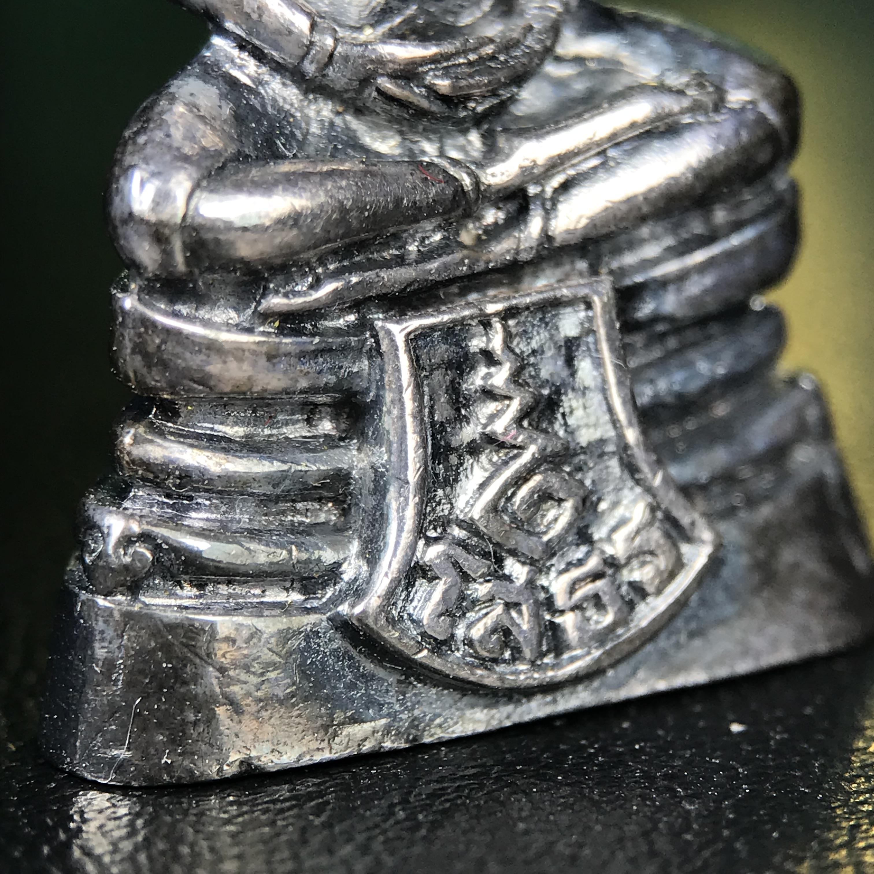 พระพุทธโสธร รุ่น กศก. 120 ปี เนื่องในโอกาสครบ 120 ปี กรมศุลกากร กระทรวงการคลัง จัดสร้าง ปี 2537 เนื้อเงินบริสุทธิ์ 99.9% ผิวขัดเงาลงดำ(เข้มขลัง)(งานบริษัท แพรนด้า จิวเวลรี่)สวยงดงาม ทรงคุณค่า