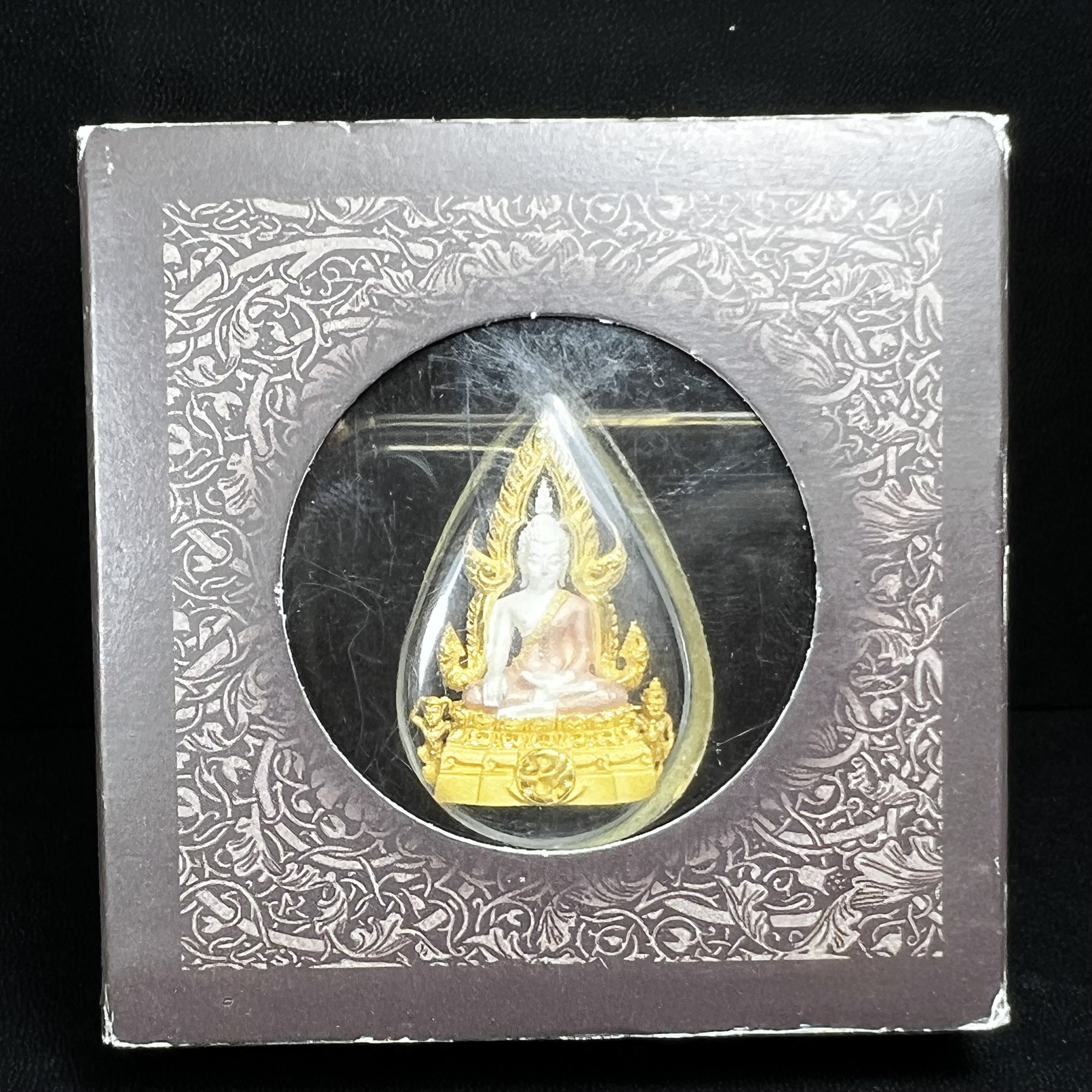 พระพุทธชินราช ภปร. โครงการ "เพราะแผ่นดินนี้ คือ แผ่นดินเกิด" ปี 2548(รุ่นแรก) ลอยองค์เนื้อเงินสามกษัตริย์ หน้าตัก 1/2 นิ้ว (ขนาด 3.5 x 2.5 ซม.) พุทธศิลป์งดงามทรงคุณค่า รุ่นยอดนิยม(องค์หมายเลข 9141)เลขสวยเลขเก้าหน้า...เจริญก้าวหน้าในทุกๆด้าน