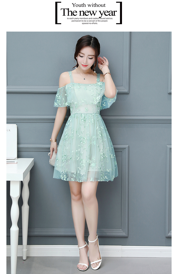 ชุดเดรสผ้าโปร่งปักดอกไม้สีเขียวอ่อนเปิดไหล่ แขนสั้น
