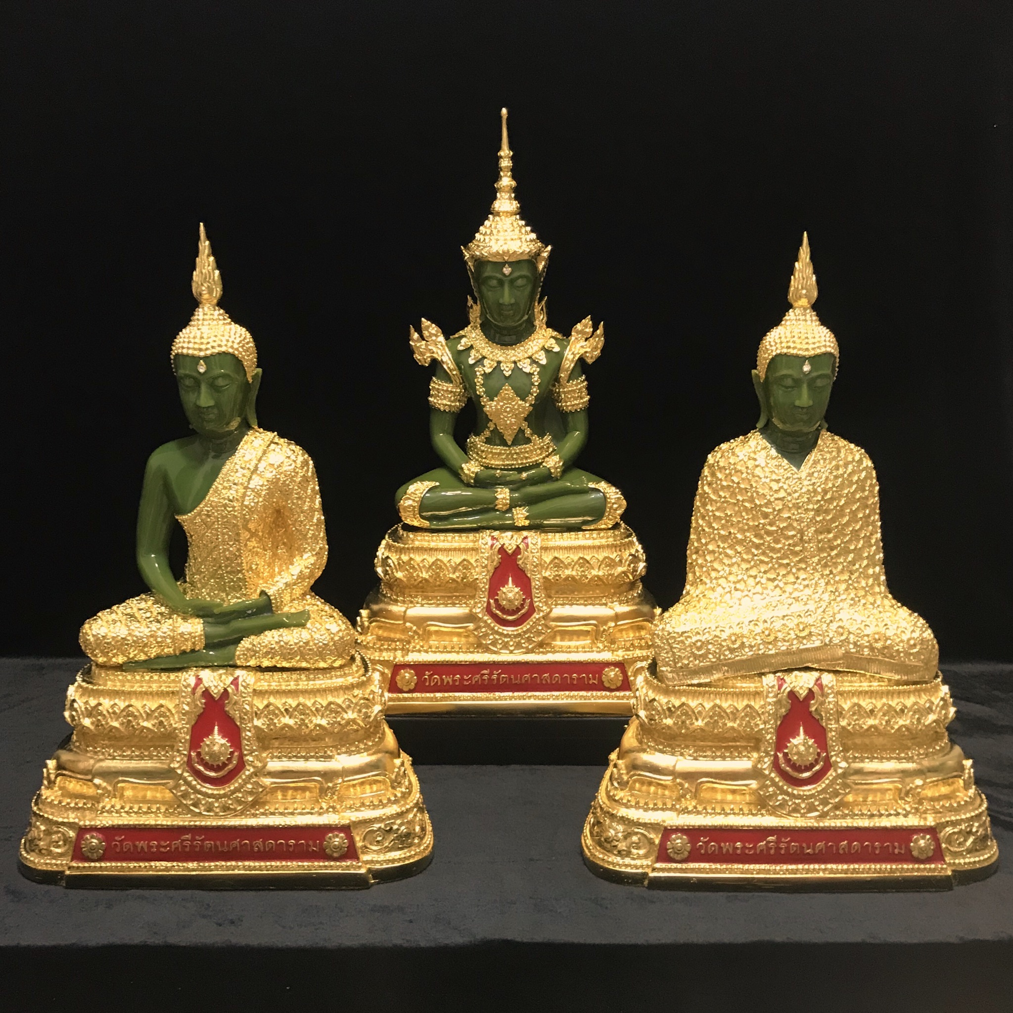 พระพุทธมหามณีรัตนปฏิมากร(พระแก้วมรกต) วัดพระศรีรัตนศาสดาราม สำนักพระราชวัง จัดสร้าง (บรรจุมวลสารใต้ฐาน)3ฤดู ขนาดหน้าตัก 9นิ้ว