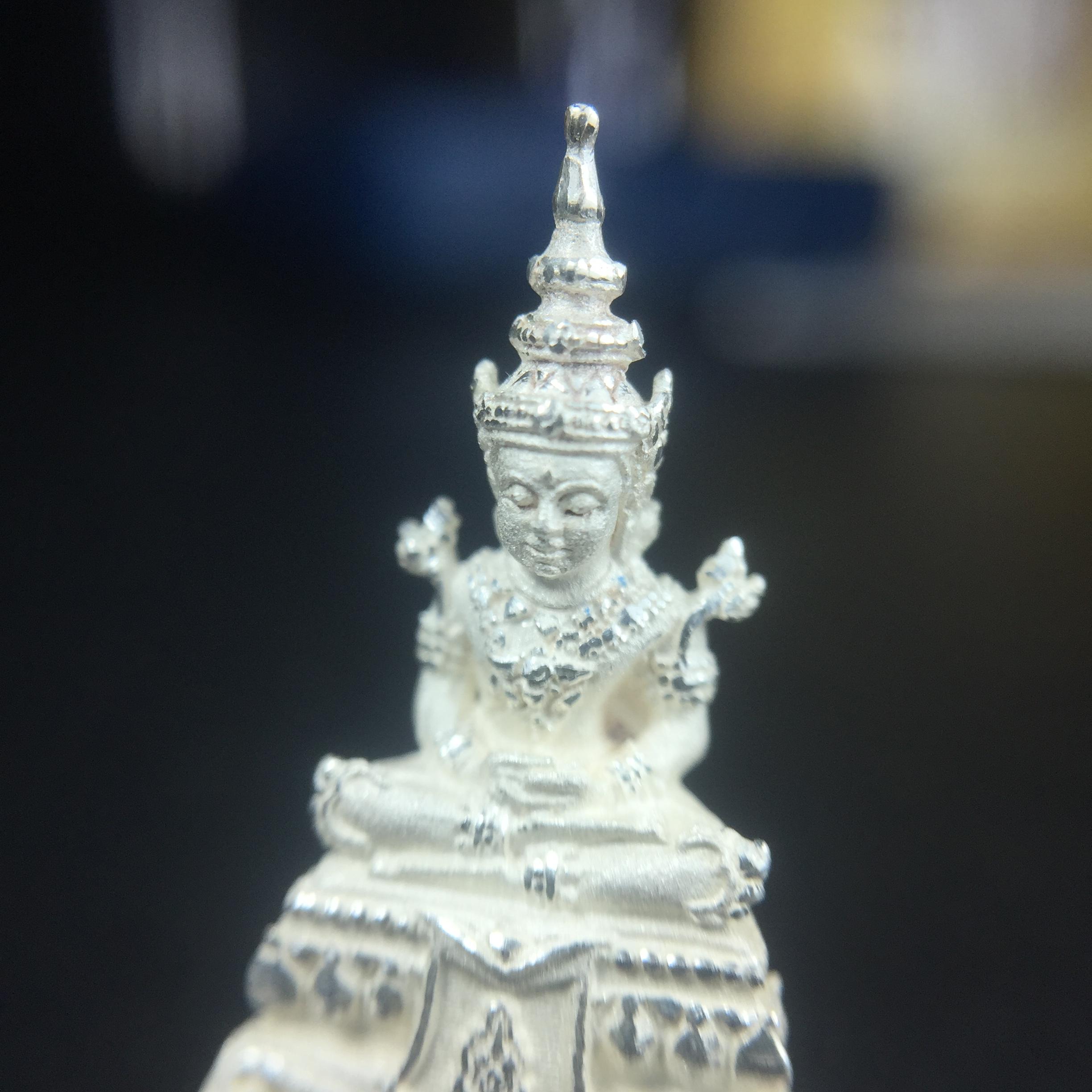 พระแก้วมรกต(จำลอง)ลอยองค์ ขนาดหน้าตัก 1/4 นิ้ว ทรงเครื่องฤดูร้อน เนื้อเงิน ตราสัญลักษณ์ฉลองสิริราชสมบัติครบ 60 ปี พ.ศ.2549