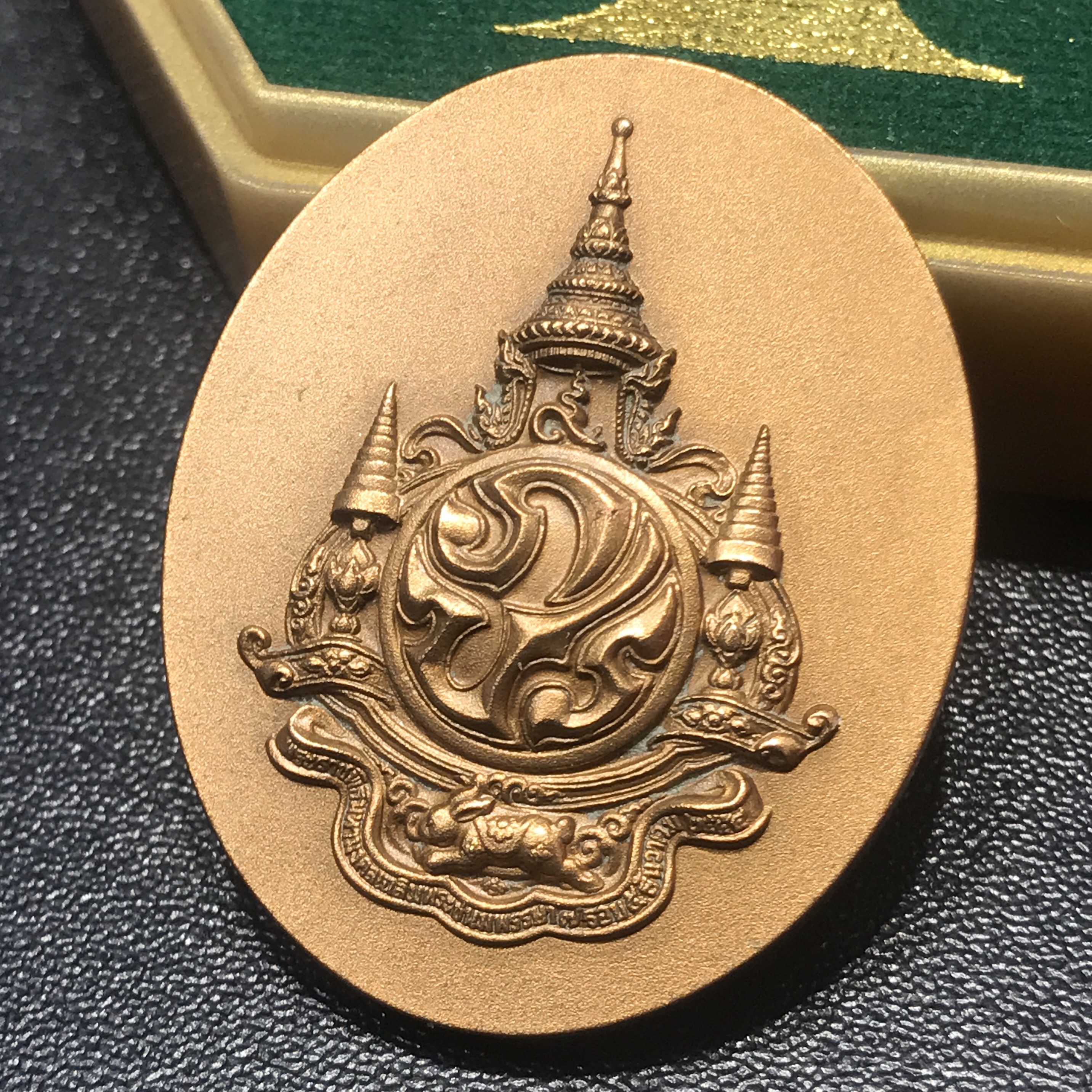 เหรียญพระบรมรูปหล่อพระบาทสมเด็จพระเจ้าอยู่หัว 84 พรรษา เนื้อทองแดงรมดำขัดวินอล พิมพ์ใหญ่