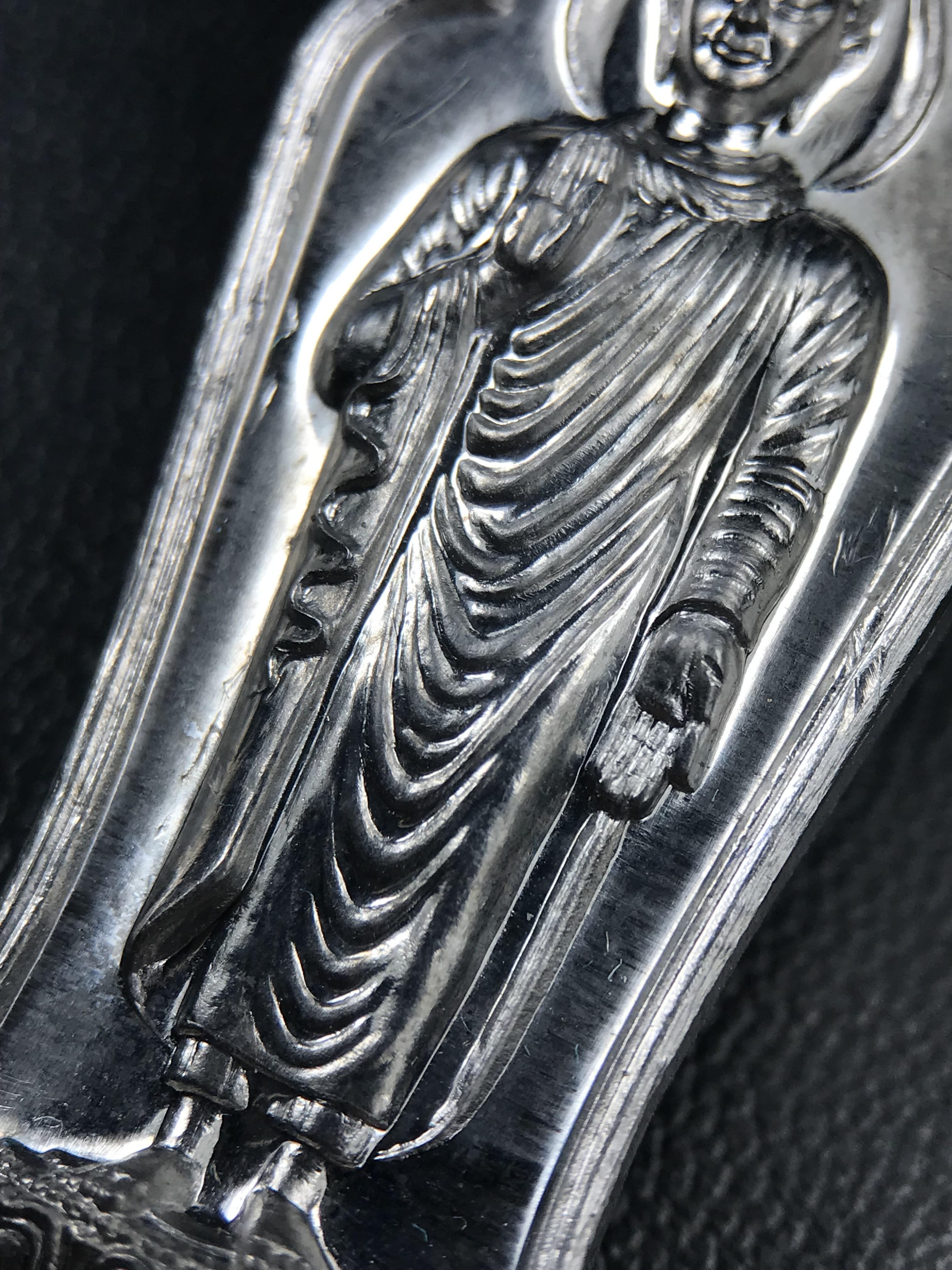 เหรียญที่ระลึกพระพุทธเมตตาประชาไทยไตรโลกนาถคันธารราฐอนุสรณ์ หลัง ภปร. และ สก. วัดทิพย์สุคนธาราม จ.กาญจนบุรี ปี 2558 เนื้อชิน(ตะกั่ว) ขนาดสูง 4.6 ซม. ที่ระลึก ร.9 พระชนมพรรษาครบ 7 รอบ และ สมเด็จพระราชินี พระชนมพรรษา 80 พรรษา พิธีใหญ่