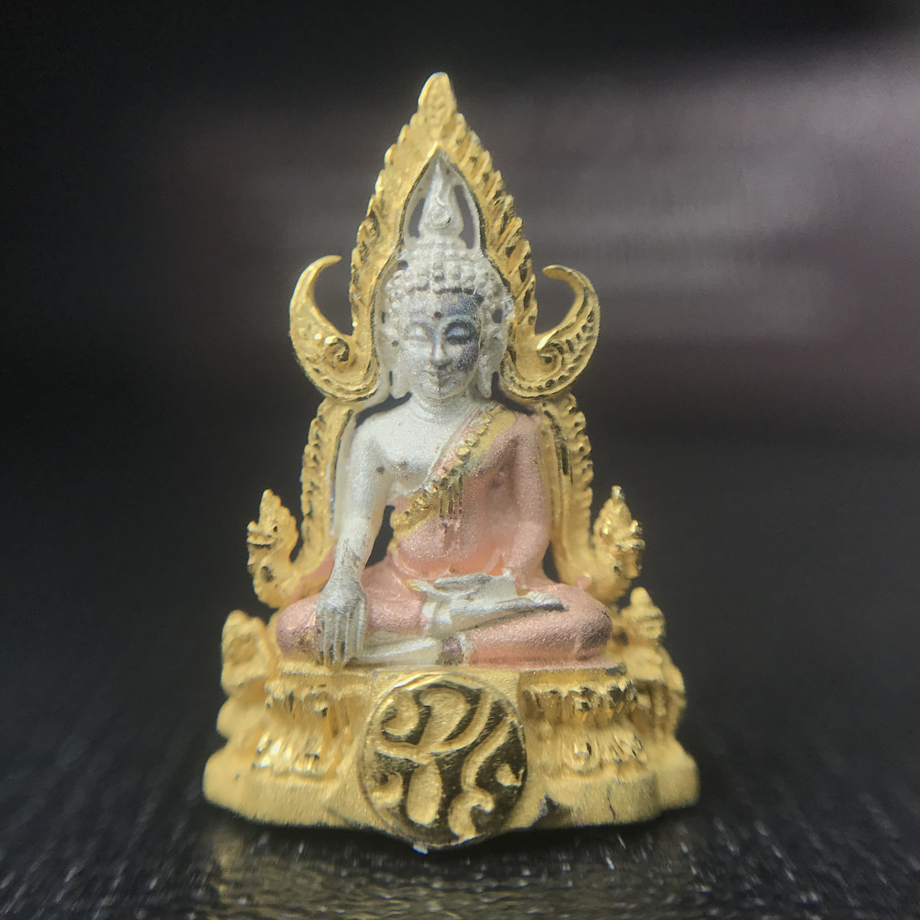 พระพุทธชินราช ภปร. โครงการ "เพราะแผ่นดินนี้ คือ แผ่นดินเกิด" ปี2548(รุ่นแรก) ลอยองค์ หน้าตัก 1/4 นิ้ว เนื้อเงินสามกษัตริย์(สภาพคัดสวย กล่องบรรจุเดิมครบ)