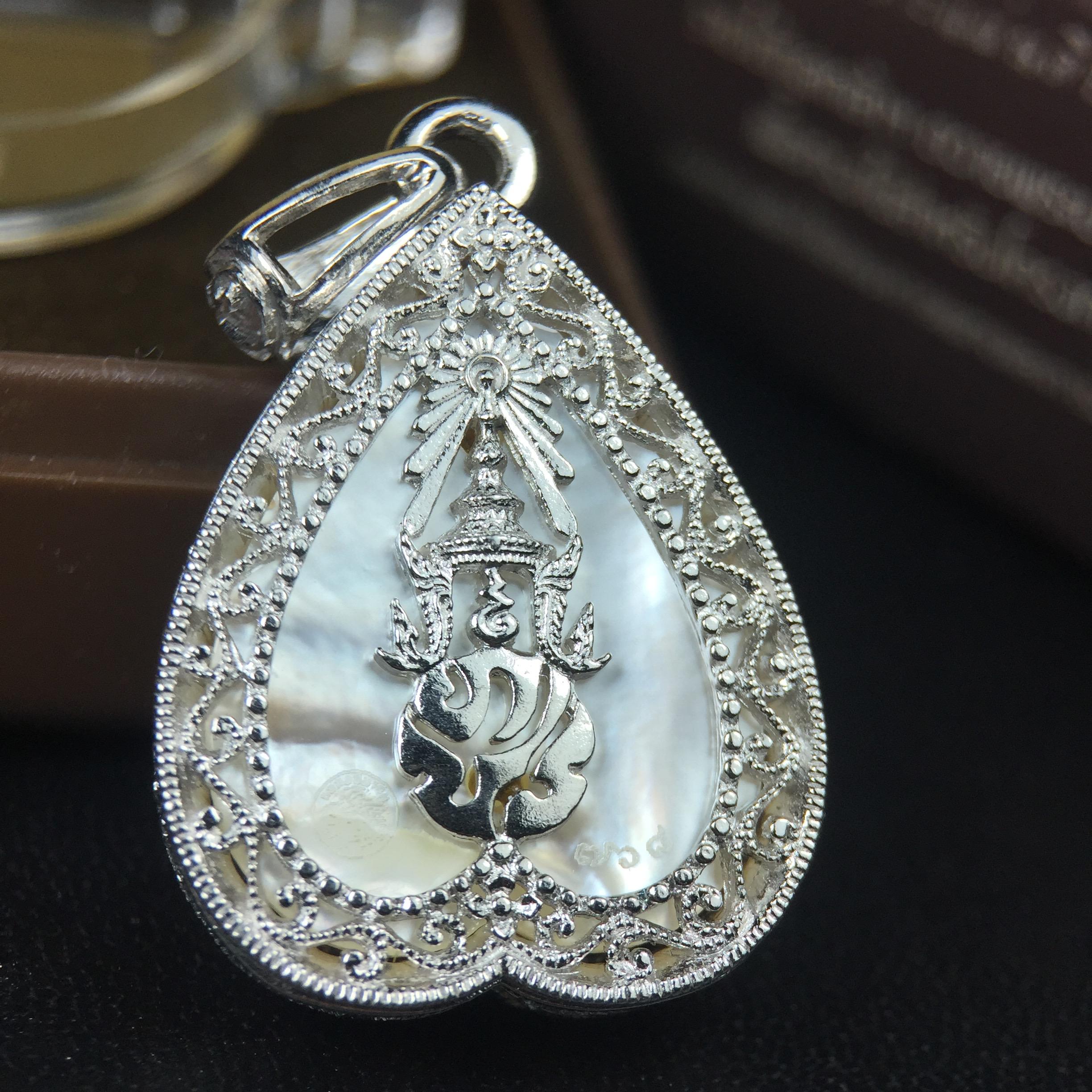 พระพุทธชินราช ภปร. โครงการ "เพราะแผ่นดินนี้ คือ แผ่นดินเกิด" ปี2548(รุ่นแรก) เหรียญทรงใบโพธิ์ ขนาด 21 x 29 มม. เนื้อเงินสามกษัตริย์ องค์พระชุบสามกษัตริย์ ล้อมด้วยกรอบเงินชุบทองคำขาวสลักเสลาเป็นลวดลายละเอียดอ่อน ส่วนพื้นองค์พระเป็นเปลือกหอยมุข