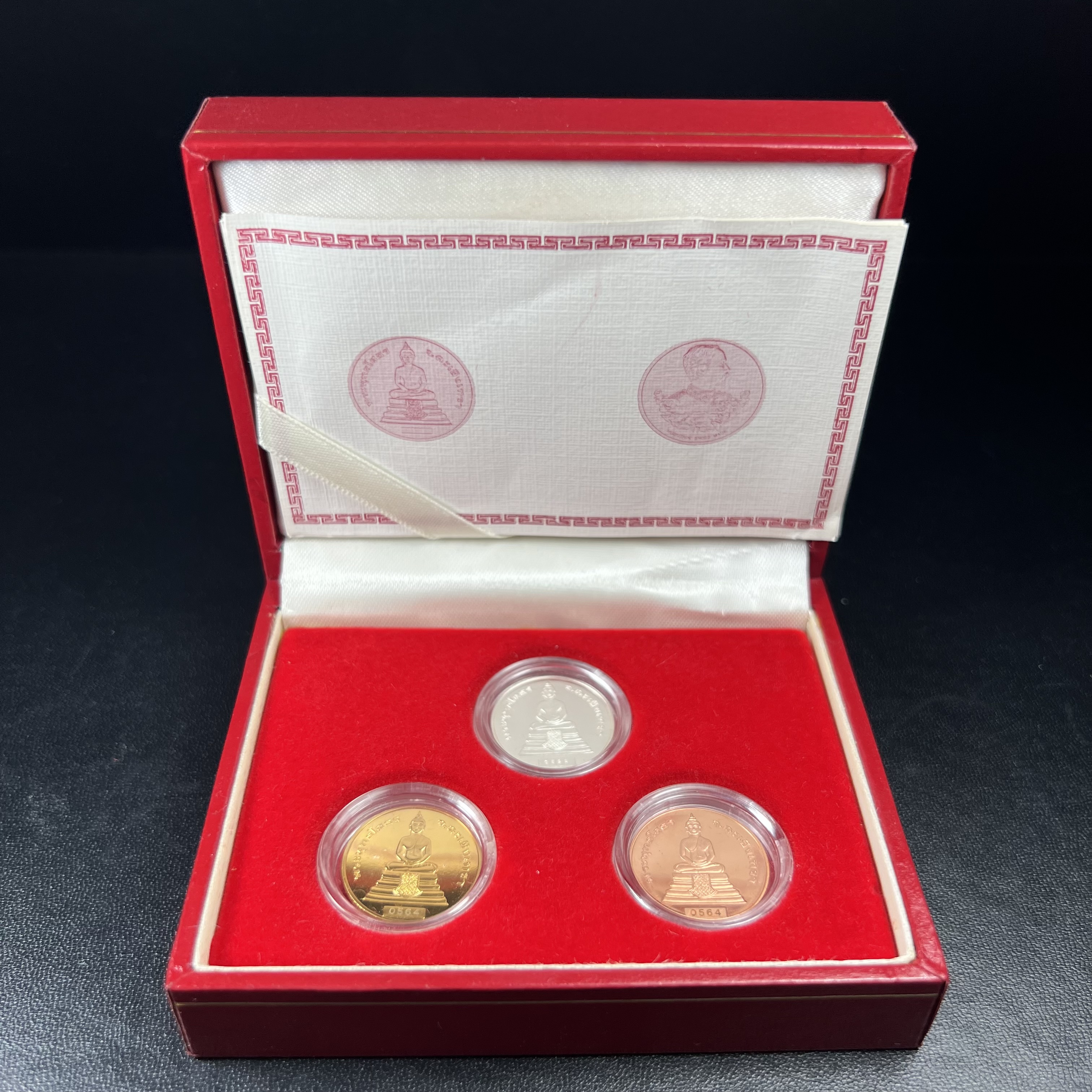 เหรียญพระพุทธโสธร-สมเด็จพระปิยมหาราช รุ่นกาญจนาภิเษก วัดสุทัศน์เทพวราราม ปี2538 ครบชุดสามกษัตริย์ 1 ชุดมี 3 เนื้อ (เงินขัดเงา+กะไหล่ทองขัดเงา+ทองแดงบริสุทธิ์ขัดเงา) ขนาด 19 มม. ครบชุดพิมพ์เล็กหมายเลขเดียวกันพร้อมกล่องและใบรับรองเดิม(1ใน 1000 ชุด หายากมาก)