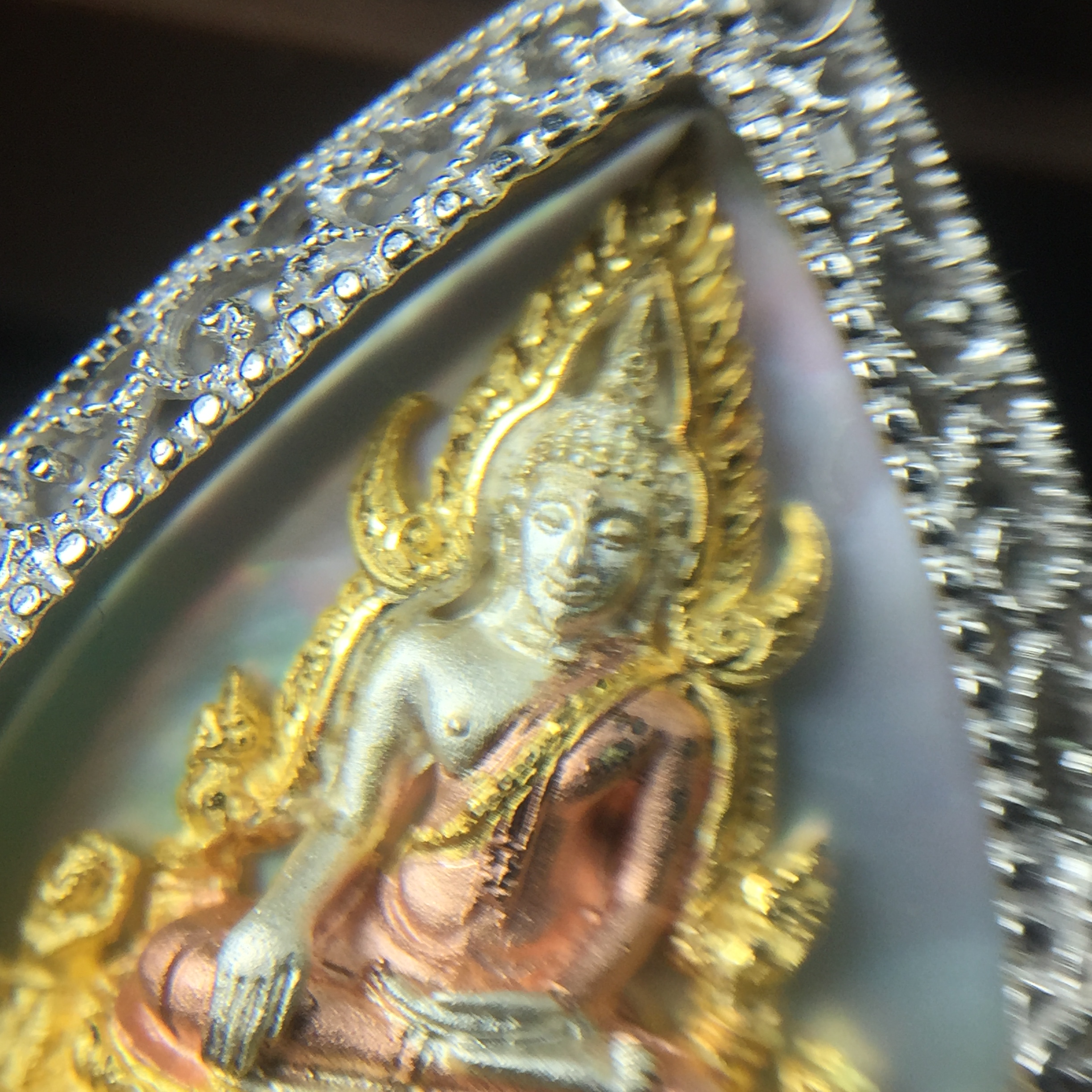 พระพุทธชินราช ภปร. โครงการ "เพราะแผ่นดินนี้ คือ แผ่นดินเกิด" ปี2548(รุ่นแรก) เหรียญทรงใบโพธิ์ ขนาด 21 x 29 มม. เนื้อเงินสามกษัตริย์ องค์พระชุบสามกษัตริย์ ล้อมด้วยกรอบเงินชุบทองคำขาวสลักเสลาเป็นลวดลายละเอียดอ่อน ส่วนพื้นองค์พระเป็นเปลือกหอยมุข