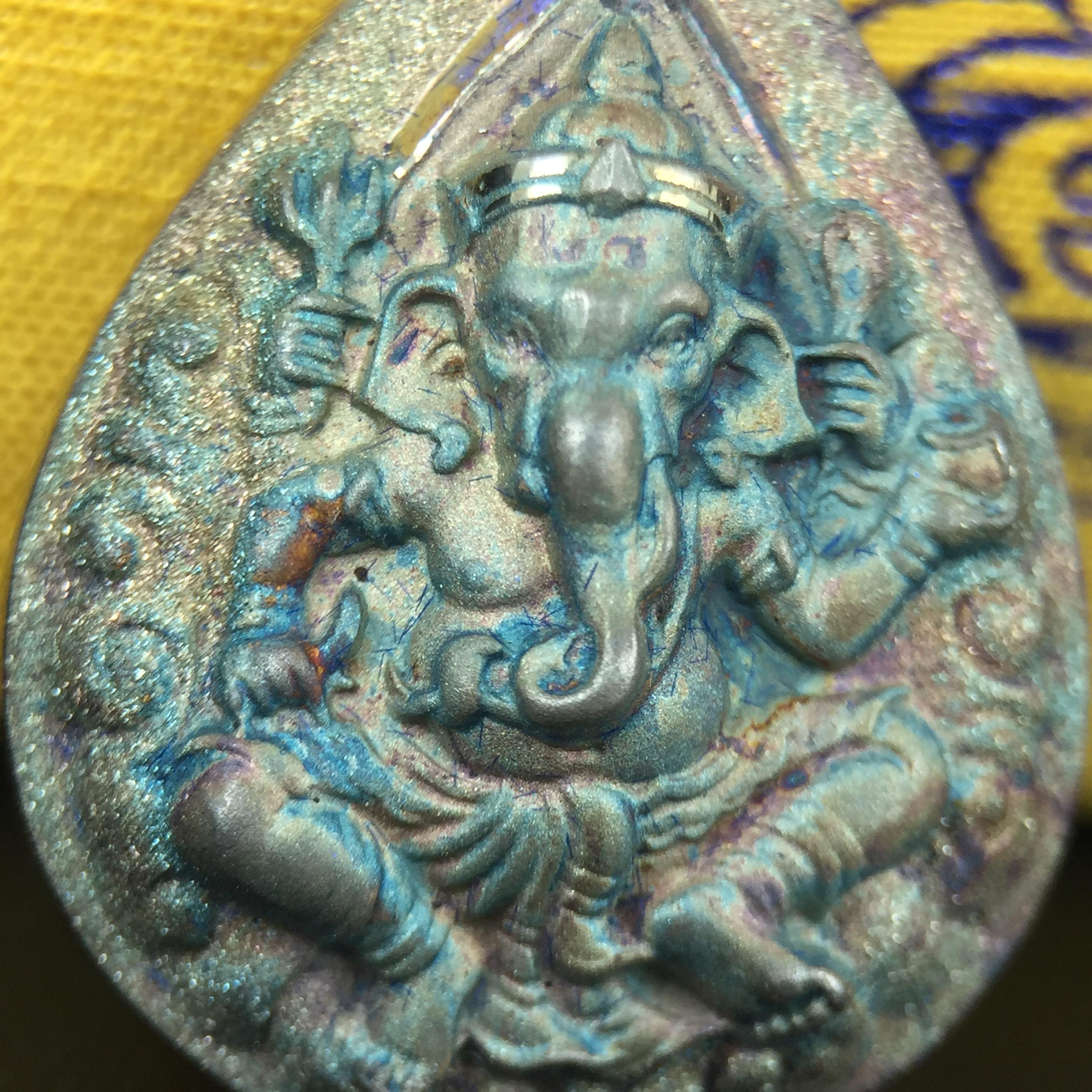 เหรียญพระพิฆเนศวร ญสส. ชุดกาญจนาภิเษกครองราชย์ 50 ปี พุทธศักราช 2538 พิมพ์ใหญ่(2.9 ซม.) เนื้อเงินผิวเดิมกลับดำขึ้นสีรุ้งเข้มขลังงดงามธรรมชาติสร้างสรรค์ สภาพสวยเดิมพร้อมกล่องบรรจุเดิม ตอกโค๊ดหมายเลขกำกับ(1ใน 5539องค์)