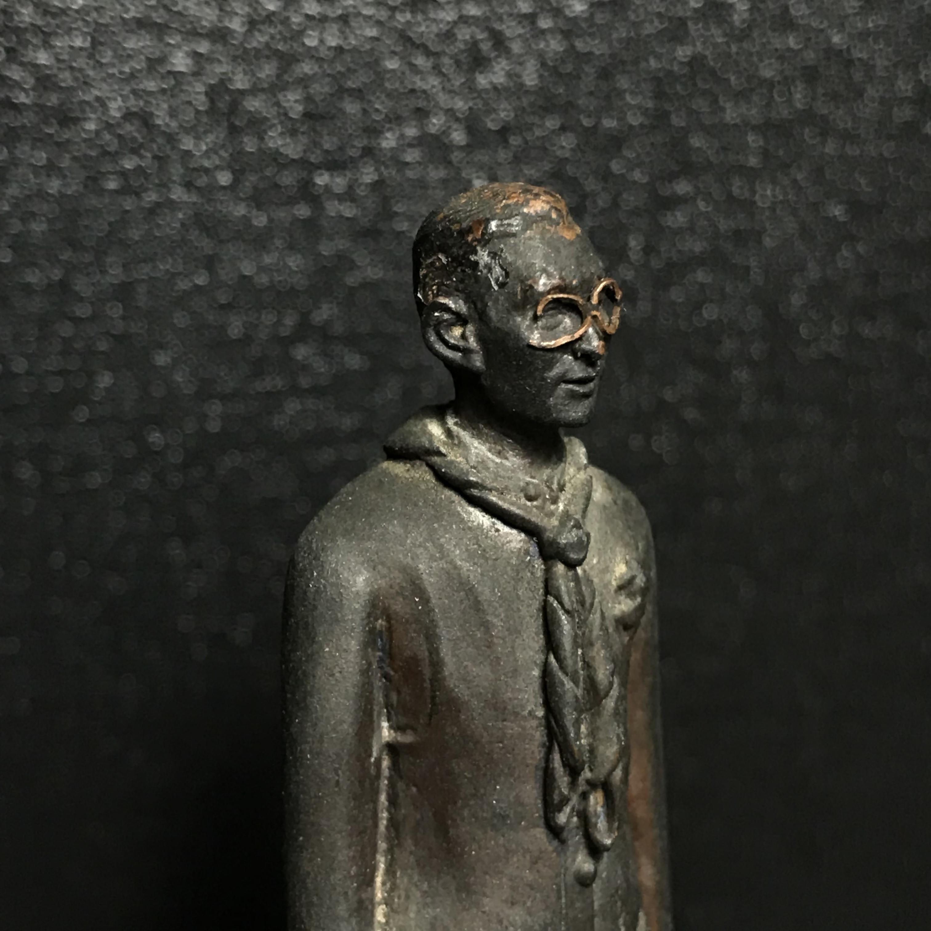 พระบรมรูปหล่อ ผู้ให้กำเนิดลูกเสือชาวบ้าน ในหลวงรัชกาลที่ 9 ทรงชุดลูกเสือชาวบ้าน ฐานหินอ่อน(หายาก)