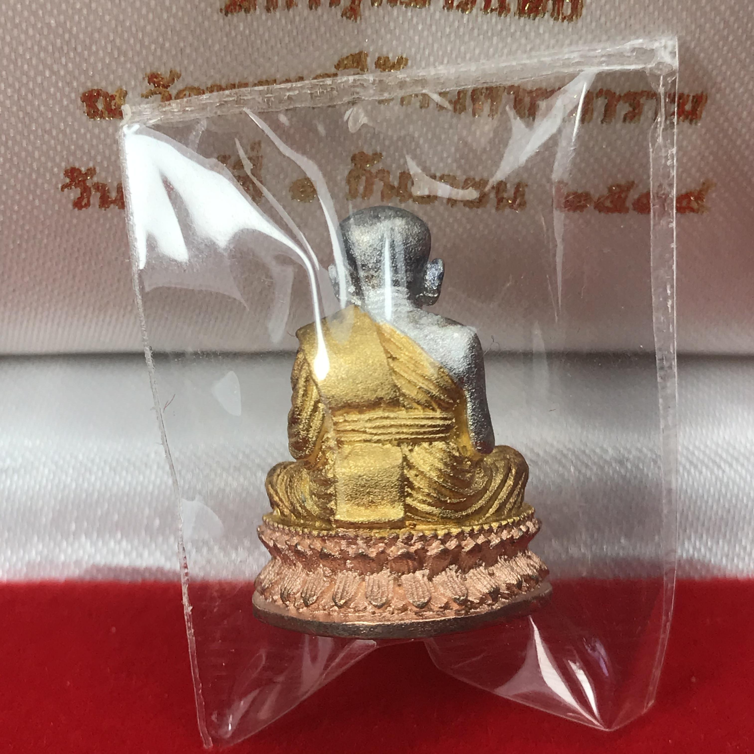 สมเด็จหลวงพ่อทวด วัดช้างให้ ปี2544 รุ่น เฉลิมพระเกียรติ ตราสัญลักษณ์ มวก. พิมพ์ลอยองค์ เนื้อเงินสามกษัตริย์