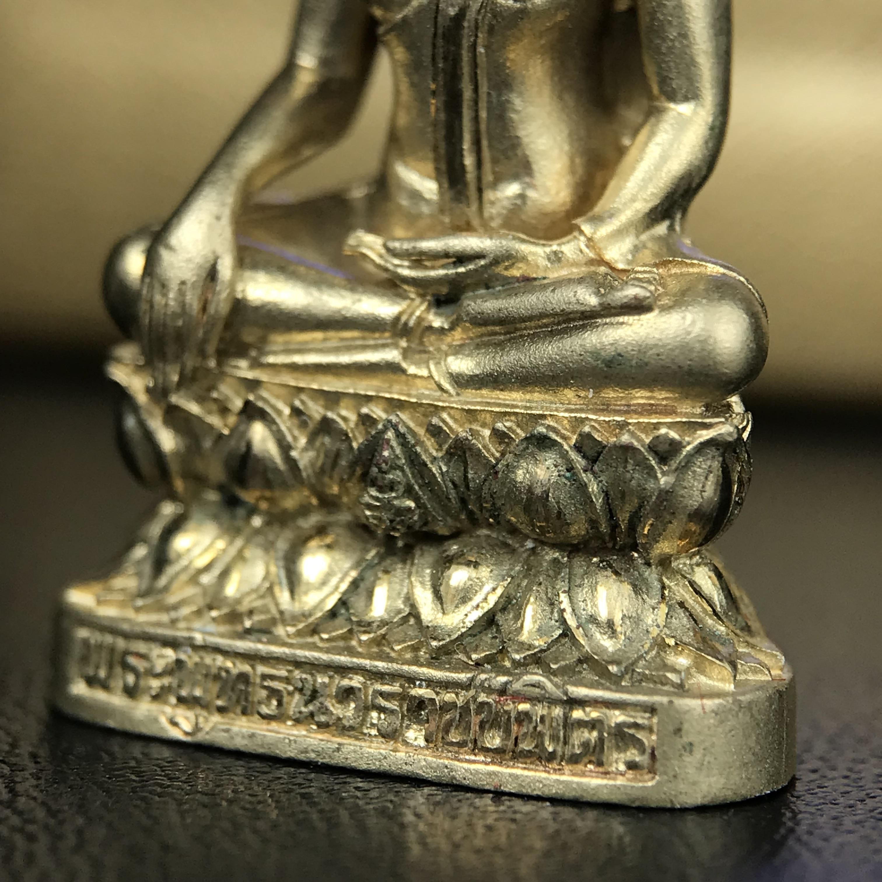 พระกริ่งพระพุทธนวราชบพิตร ตรากาญจนาภิเษกครองสิริราชสมบัติครบ 50 ปี รัชกาลที่ 9 ปี 2540 เนื้อทอง93(หายากพบเจอน้อยมาก) ขนาดสูง 3.2 ซม. พุทธศิลป์สวยงดงามและพิธีใหญ่วัดพระแก้ว(พุทธนวราชบพิตร นิมิตรหมายแห่งความสามัคคี ด้วยไมตรีแห่งองค์พระภูมิพล)