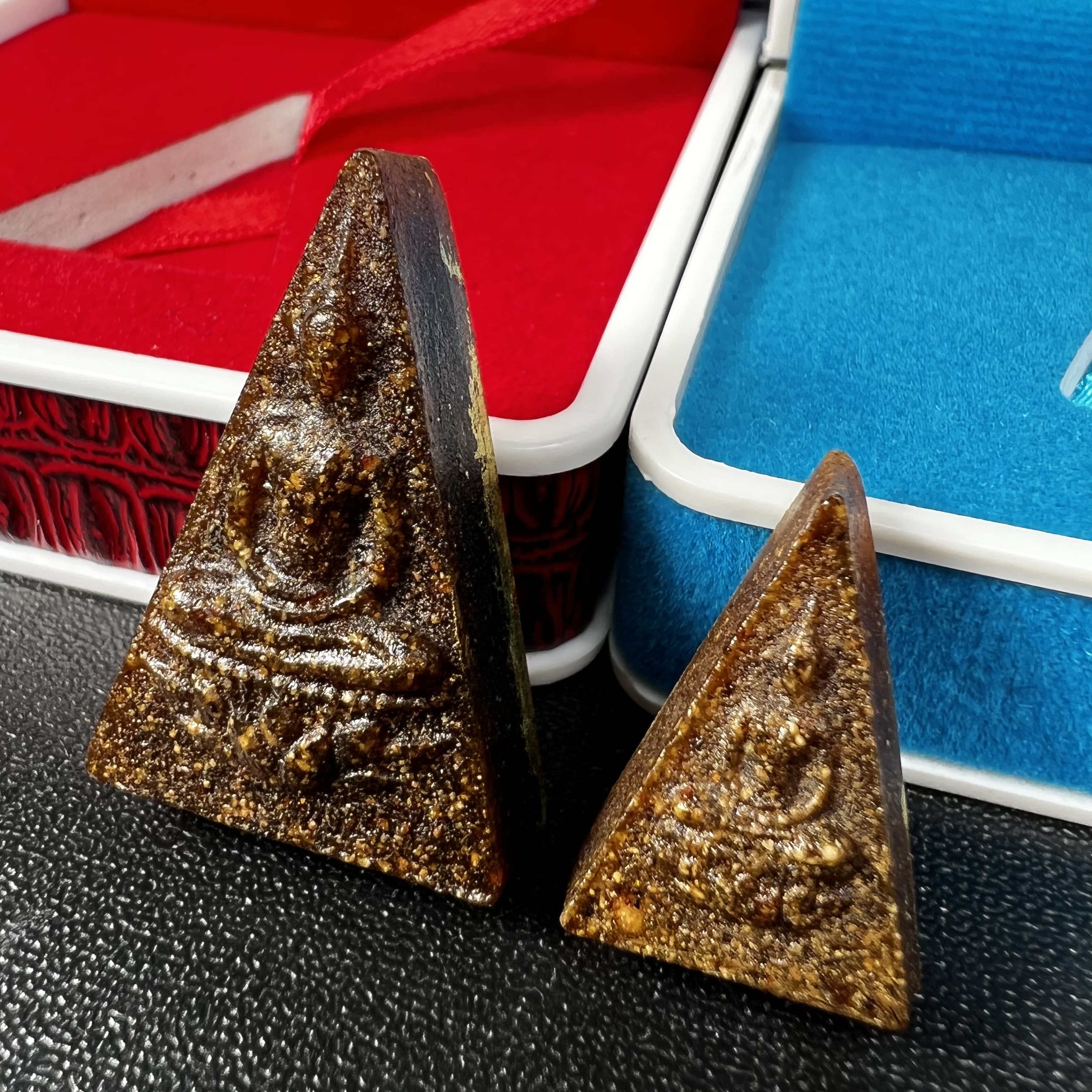 พระกำลังแผ่นดิน พระราชทาน วัดบวรนิเวศวิหาร ปี2539 พิมพ์ใหญ่-พิมพ์เล็ก กรรมการ (ในหลวง รัชกาลที่ 9 พระราชทานมวลสารจิตรลดา)นิยมหายาก