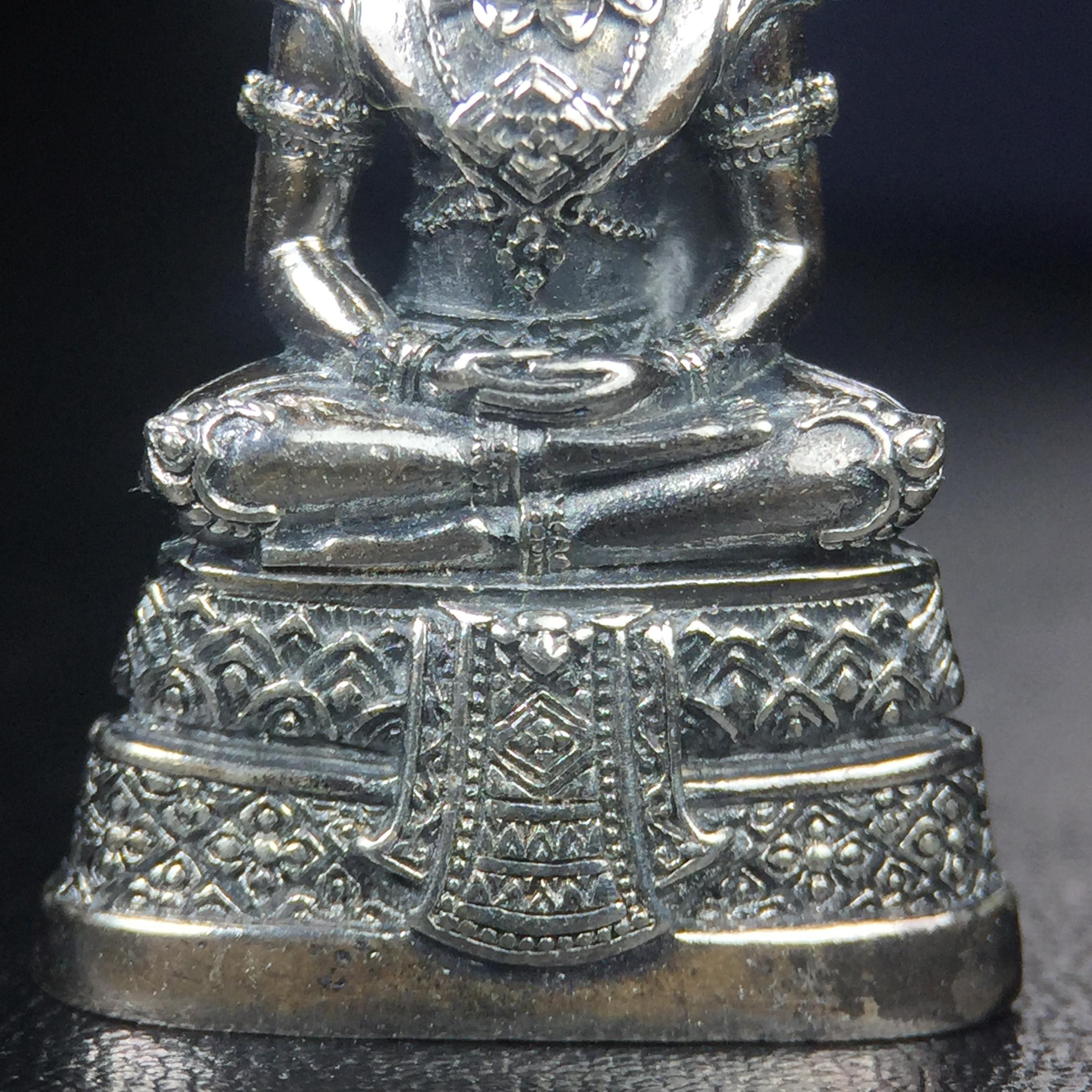 พระแก้วมรกต กรมสรรพสามิตจัดสร้างขึ้นเนื่องในโอกาสครบรอบ 64 ปีของกรมสรรพสามิต และเนื่องในวโรกาสที่พระบาทสมเด็จพระเจ้าอยู่หัวทรงครองราชย์ครบ 50 ปีในปีกาญจนาภิเษก เมื่อ พ.ศ.2539 เนื้อเงินรมดำขัดเงาพร้อมกล่องบรรจุเดิม