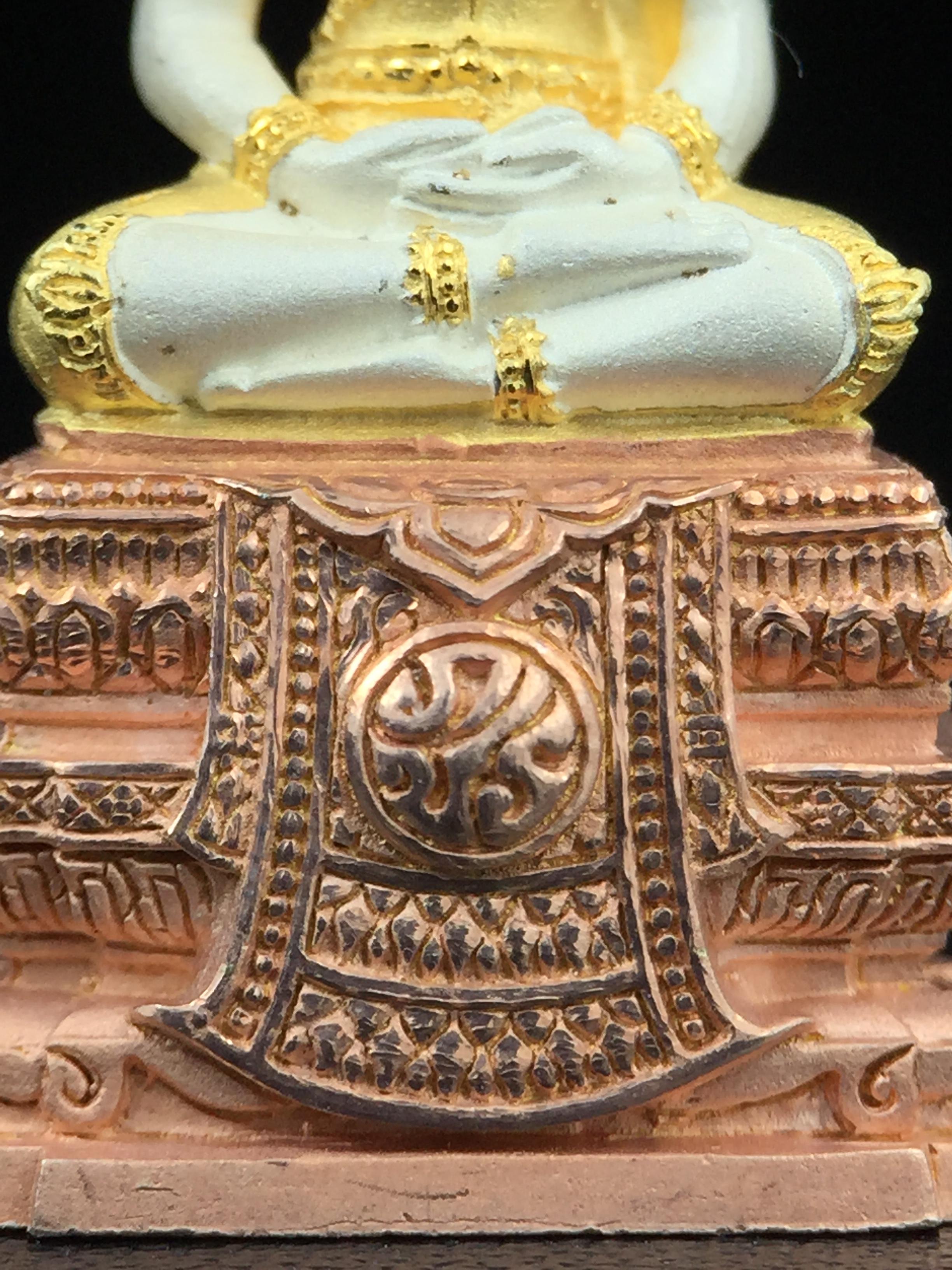 พระแก้วมรกต ภปร. ปี2547 จัดสร้างโดย รพ.ภูมิพลฯ เนื้อเงิน (3 กษัตริย์)ลอยองค์ หน้าตัก 1/2 นิ้ว งดงามทรงคุณค่าอีกหนึ่งรุ่นยอดนิยม หายาก