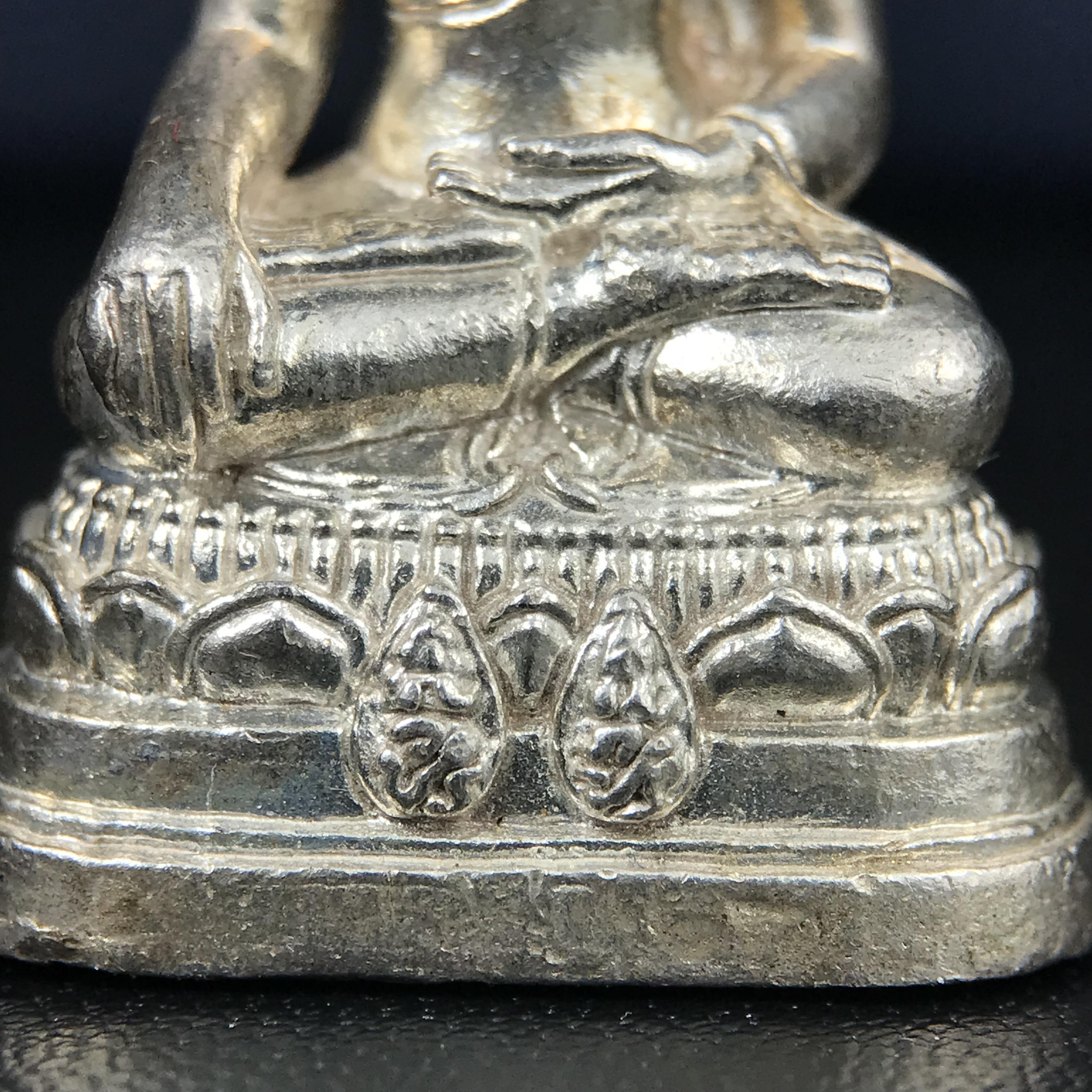 พระกริ่งพระพุทธนรสีห์ จปร.+ภปร. ครบรอบ 100 ปี ธนาคารไทยพาณิชย์ ปี 2550 พระกริ่งเนื้อเงิน(หายาก)(พุทธศิลป์งดงาม)ด้านหน้าฐานประดับด้วยตราสัญลักษณ์ "จปร" และ "ภปร" (องค์เนื้อเงินสร้างน้อย พบเจอน้อยหายาก)1 ใน 2500 องค์