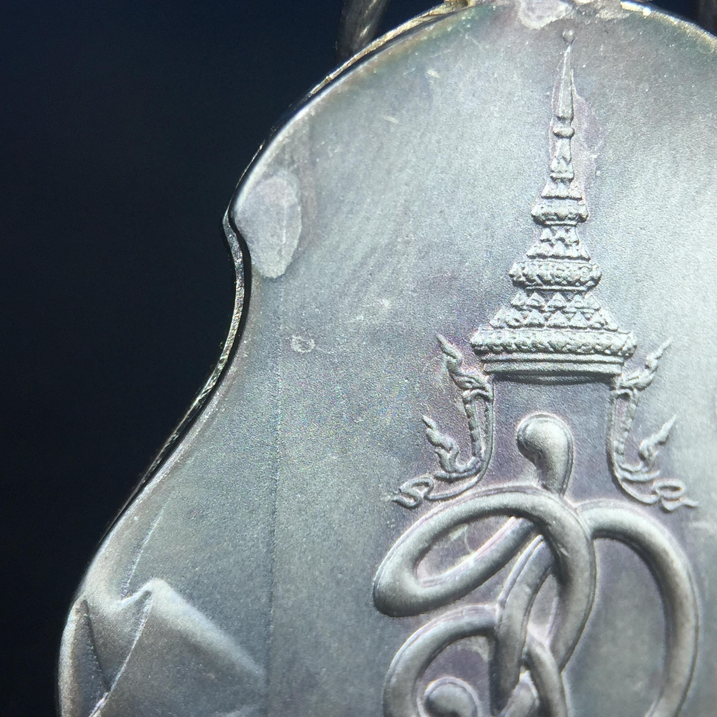 เหรียญหลวงปู่ทวด พระนามาภิไธย สก. แบบงานฉลุโบราณ(HAND MADE) ปี 2544 เนื้อเงิน(ผิวเดิมขึ้นสีรุ้งธรรมชาติสวยมาก) พิธีปลุกเสก ณ อุโบสถวัดช้างให้ และ พิธีมังคลาภิเษก ณ พระอุโบสถ วัดพระศรีรัตนศาสดาราม(วัดพระแก้ว) (1 ใน 2000 เหรียญ)พบเจอน้อยหายากมาก