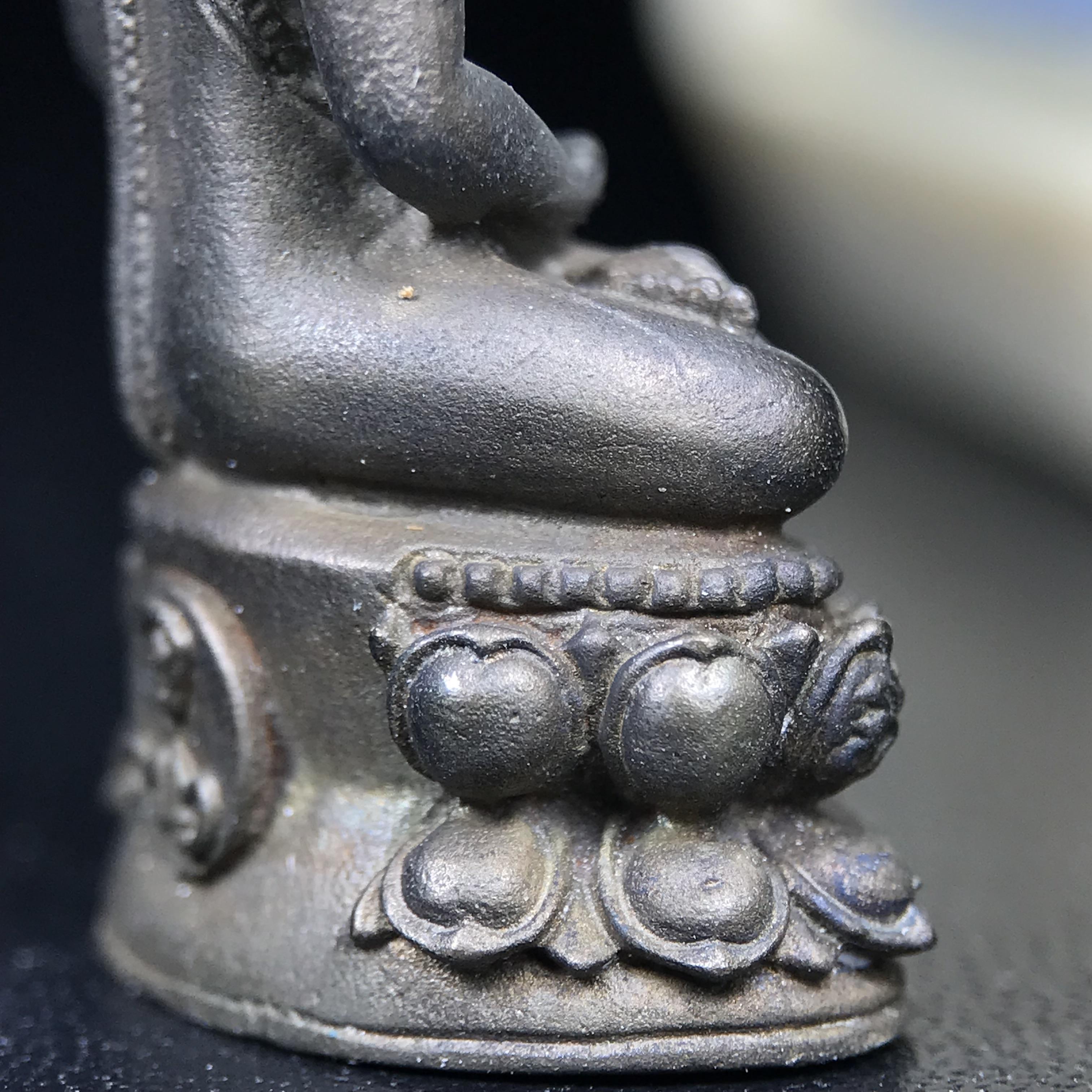 พระกริ่งพิชัยรังสี รุ่นแรก วัดป่าชัยรังสี จ.สมุทรสาคร ปี 2531 เนื้อนวโลหะ ออกแบบโดยนายช่างเกษม มงคลเจริญ ช่างมือหนึ่งแห่งยุค ปลุกเสกโดยพระเกจิอาจารย์ที่มีชื่อเสียงในยุคนั้นมาร่วมพิธีกันหลายรูป พุทธศิลป์ออกแบบได้สวยงดงาม พร้อมกล่องบรรจุเดิมครบ