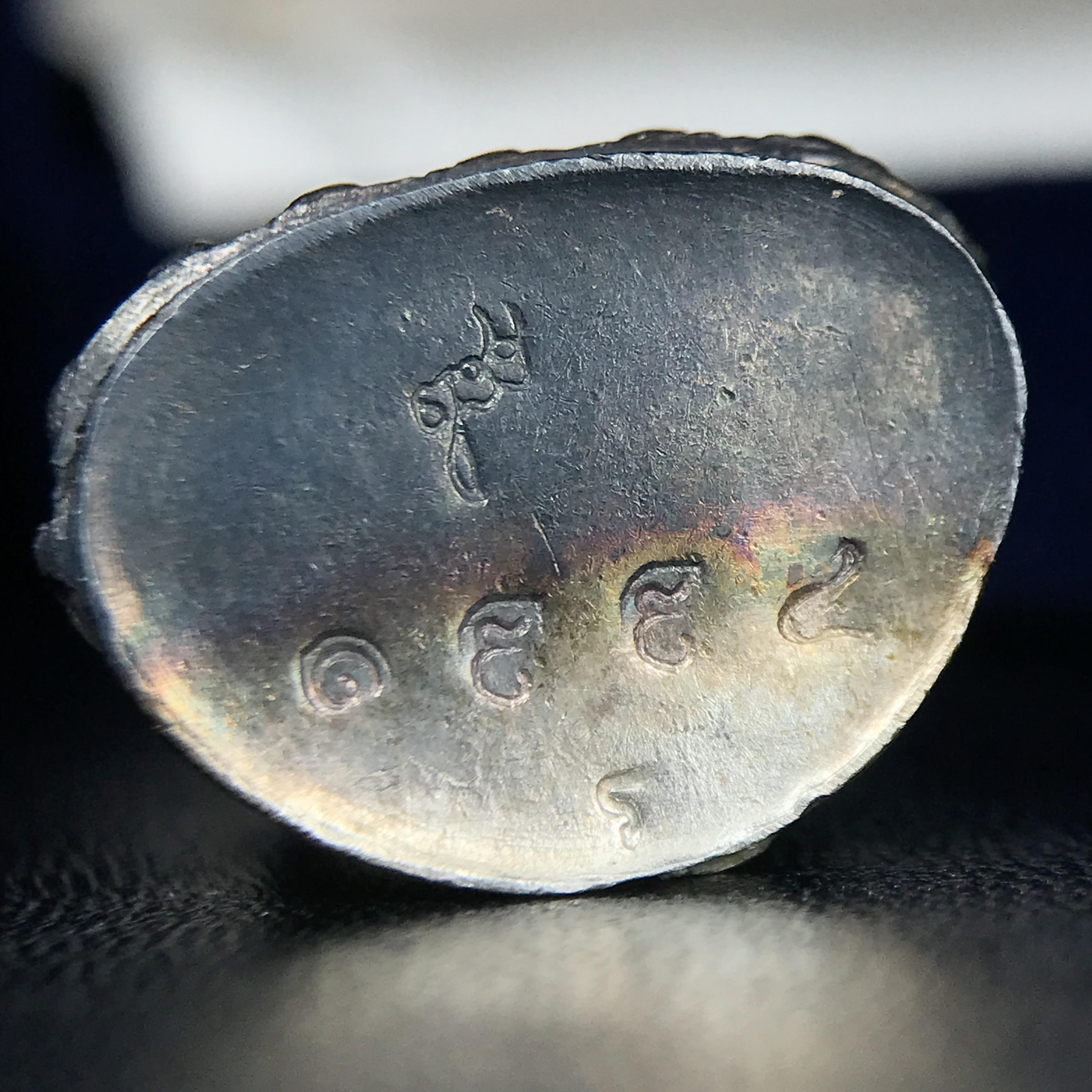 พระกริ่งศาสดา ภปร. วัดบวรนิเวศวิหาร ปี 2532 จัดสร้างในโอกาสสองทศวรรษรามาธิบดี เพื่อศูนย์การแพทย์สิริกิติ์ เนื้อเงิน(ผิวเดิมสวยงาม) (พิธีใหญ่ มวลสารมงคล สวยงามเข้มขลัง)สมเด็จพระญาณสังวร สมเด็จพระสังฆราชฯเสด็จเททอง***ตอกโค๊ตหมายเลข ๑๙๙๔***