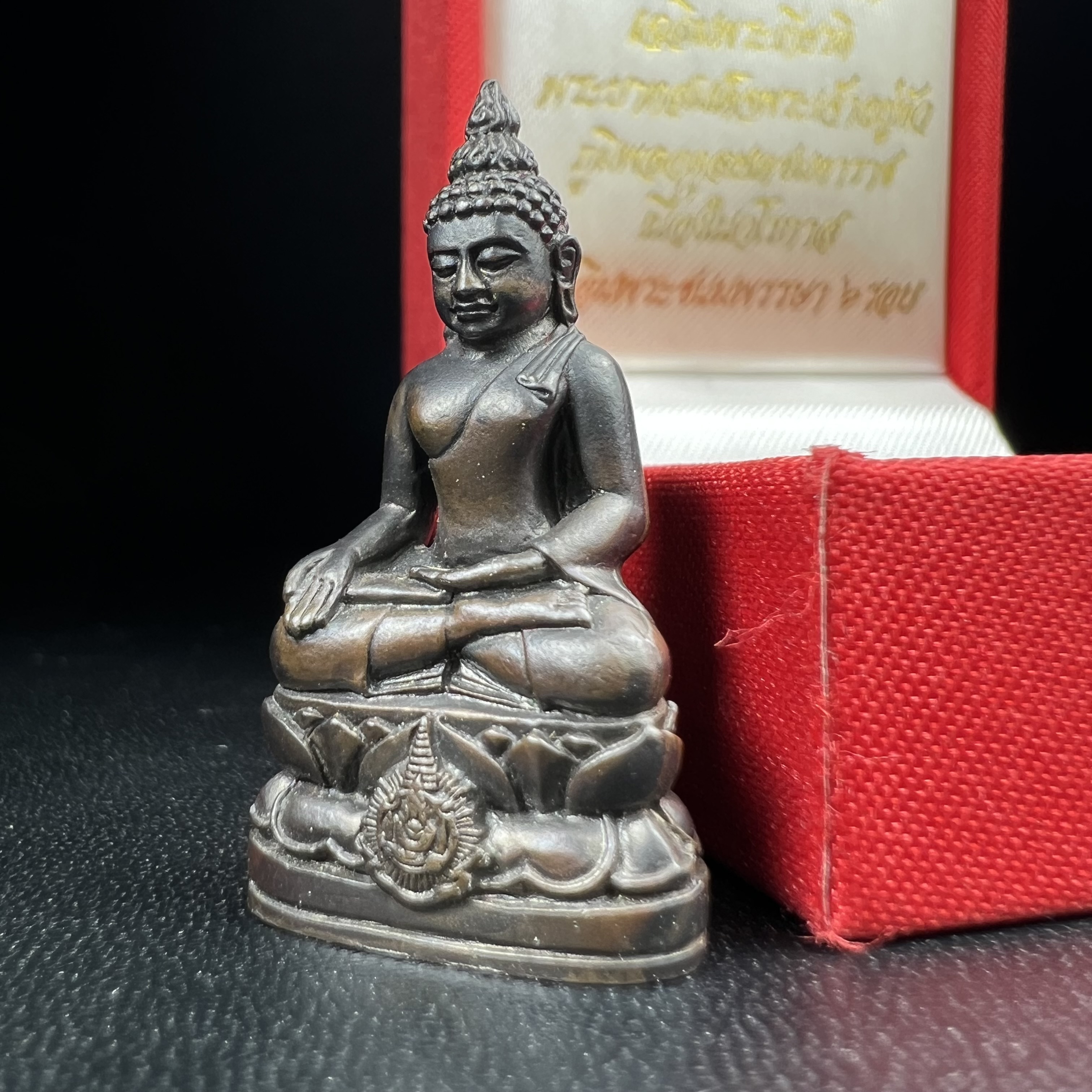 พระกริ่งไพรีพินาศ เฉลิมพระเกียรติ พระบาทสมเด็จพระเจ้าอยู่หัวรัชกาลที่9 พระชนมพรรษา 6 รอบ ปี2542 เนื้อนวโลหะผสมทองคำ(บรรจุเหล็กไหล)ดีนอก-ดีใน