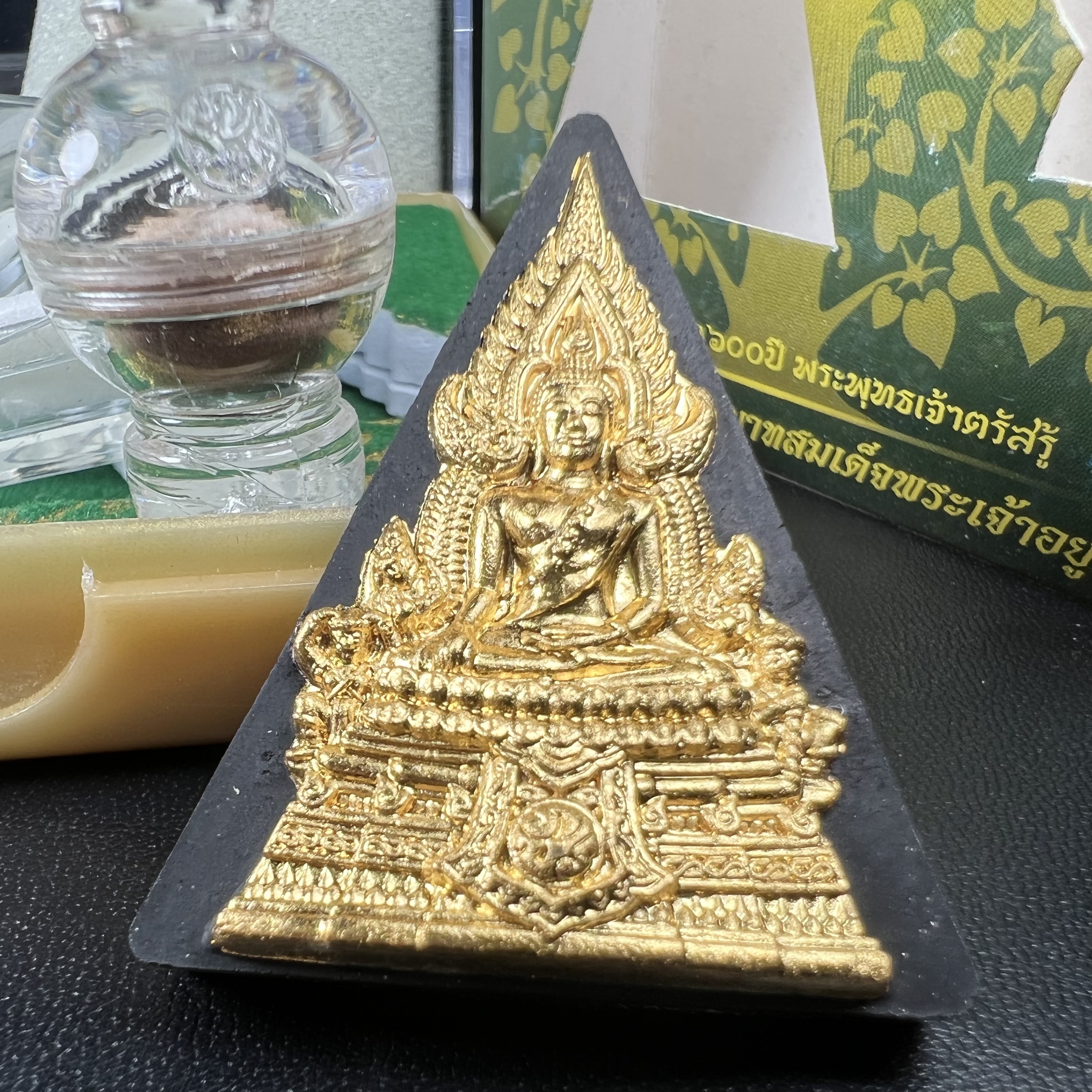 พระพุทธชินราช(จำลอง)ภปร. 84พรรษา เนื้อผงปิดทองด้านหน้า หลัง ภ.ป.ร. เงินชุบทองคำขาว(พระราชทานมวลสาร จิตรลดาและเส้นพระเจ้า ร.9(เส้นผม))