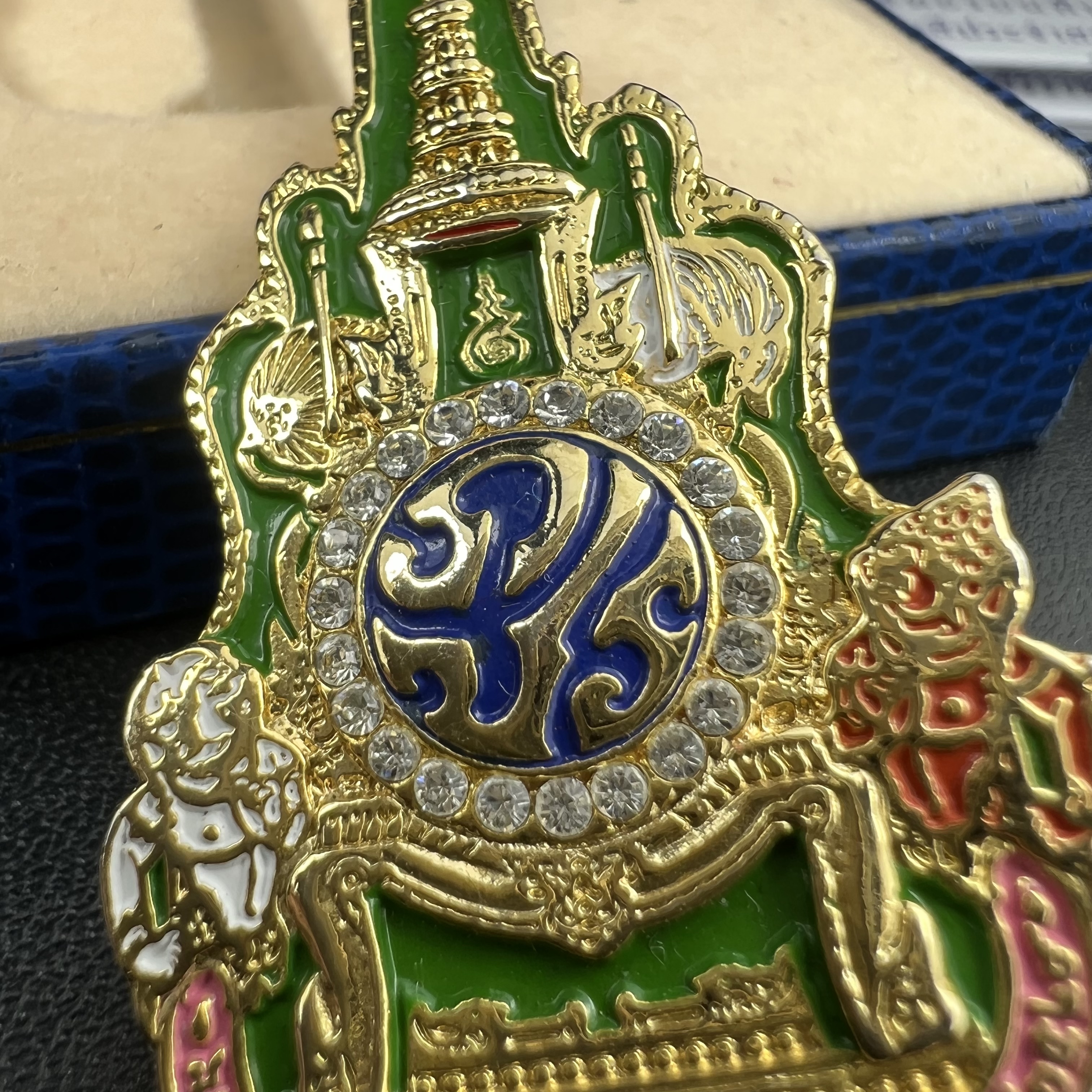 เข็มที่ระลึกตราสัญลักษณ์งานฉลองสิริราชสมบัติครบ 60 ปี พุทธศักราช 2549 ในหลวงรัชการที่ 9 จัดทำขึ้นโดยสำนักงานปลัดสำนักนายกรัฐมนตรี