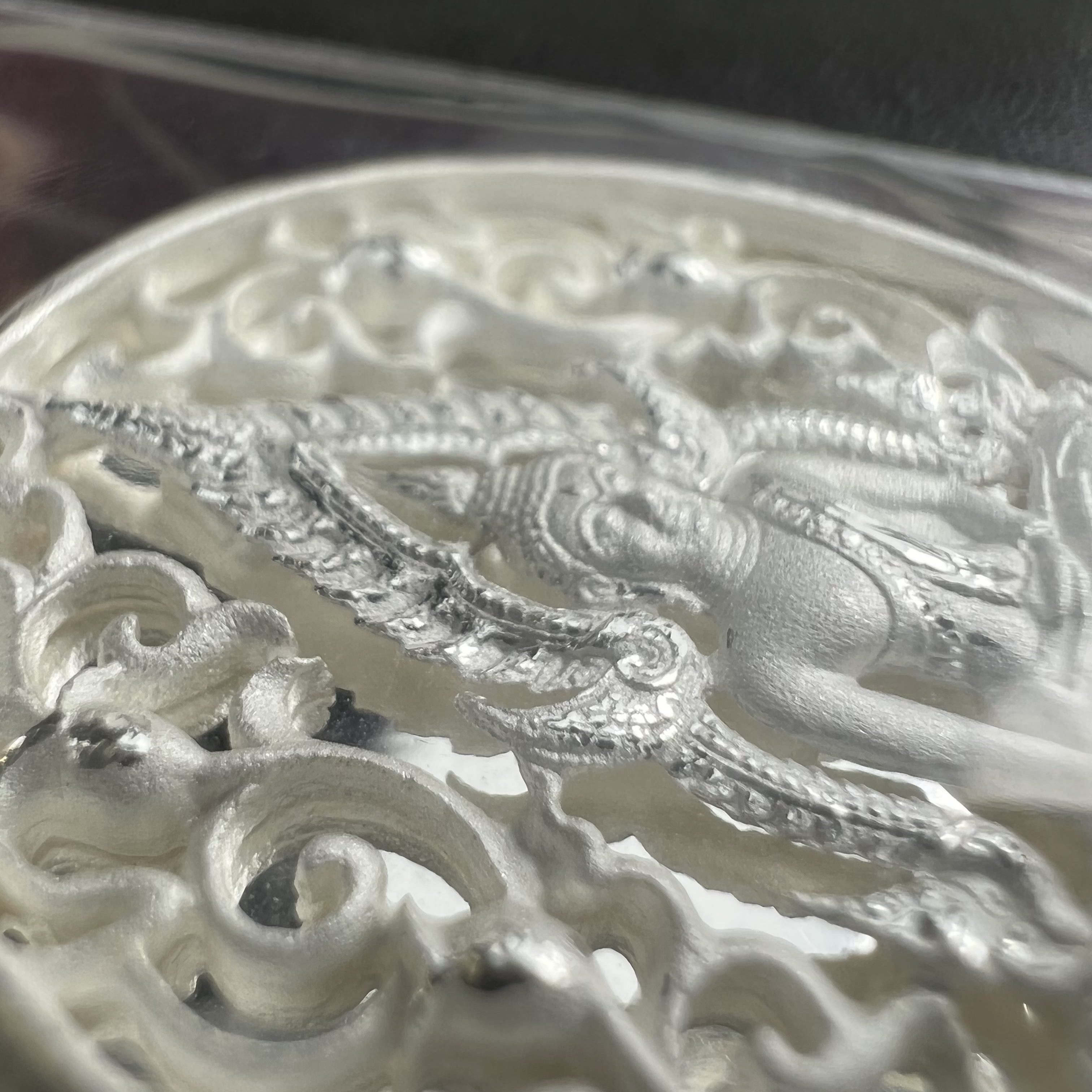 พระพุทธชินราช รุ่น ประวัติศาสตร์ มูลนิธิเพื่อตำรวจไทยจัดสร้าง ปี 2562 เนื้อเงินขัดเงา พิมพ์เหรียญรูปไข่ฉลุลายไทย พิมพ์ใหญ่ พระพุทธชินราช แบบจิวเวอร์รี่ (ขนาดสูง 2.9 ซม.) (สภาพ สวย ซีนซองเดิม กล่องบรรจุเดิมครบสมบูรณ์)