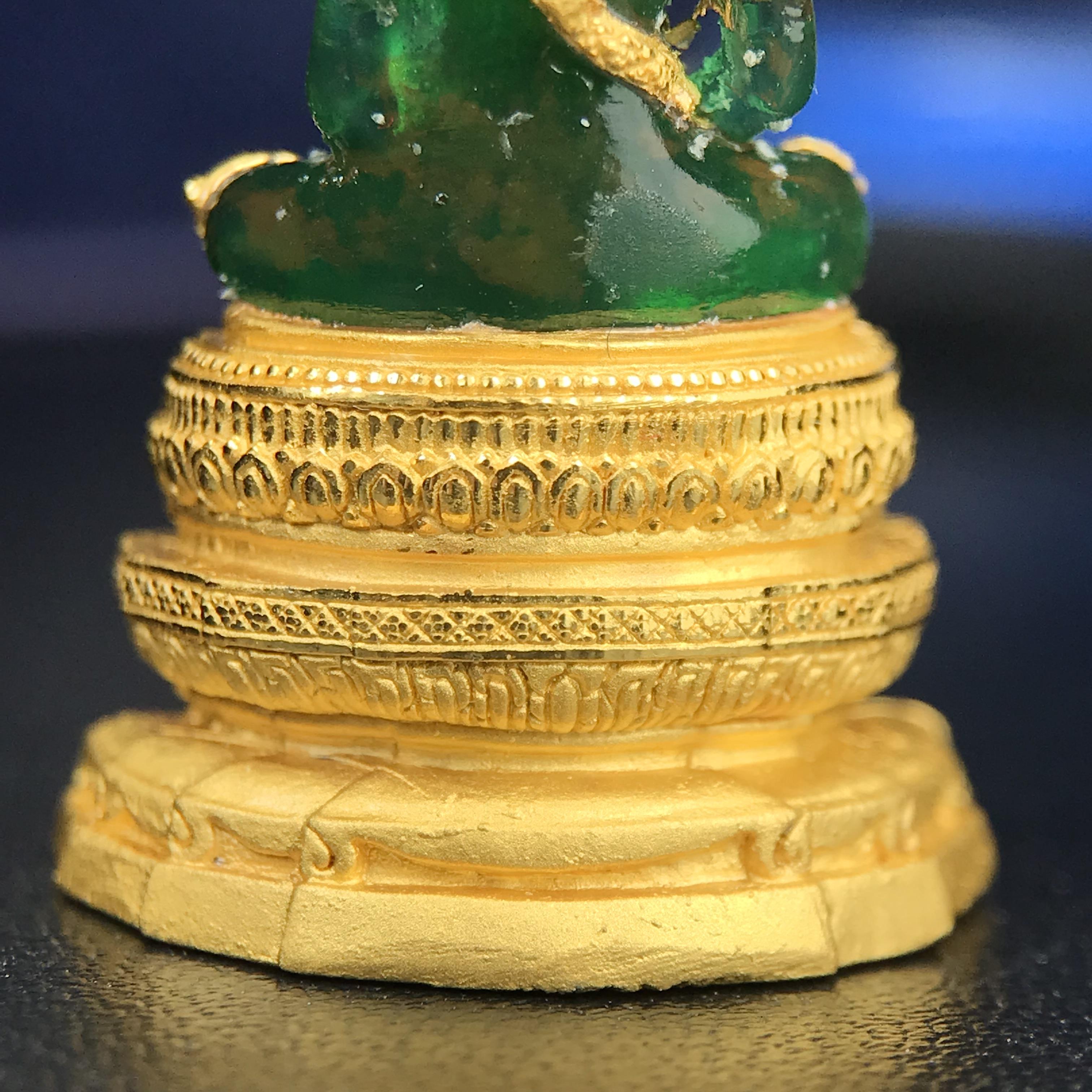 พระแก้วมรกต ภปร. จัดสร้างโดย รพ.ภูมิพลฯ ปี2547 ลอยองค์ขนาดหน้าตัก 1/2 นิ้ว เนื้อเรซิ่นหุ้มทองคำ99.99 งดงามทรงคุณค่าอีกหนึ่งรุ่นยอดนิยม หายาก