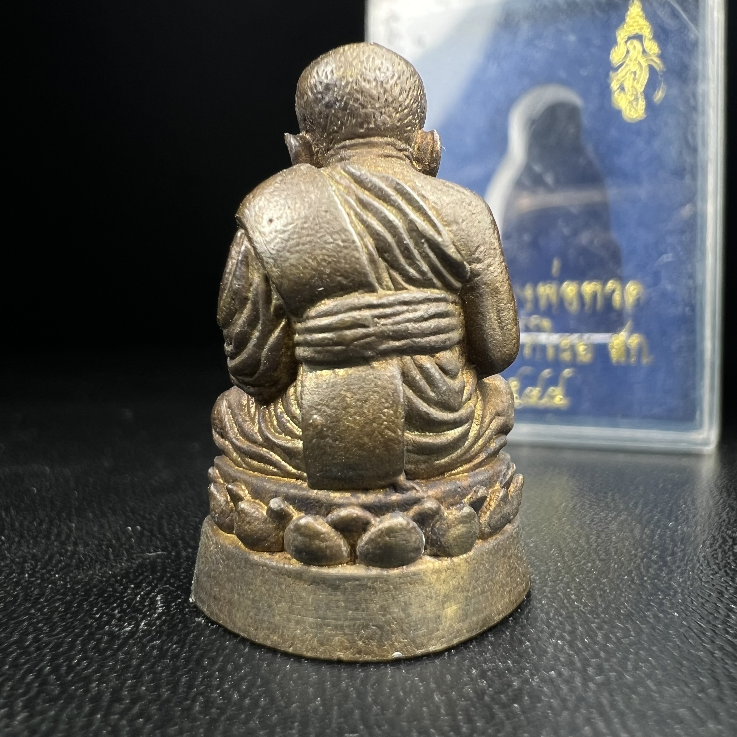 หลวงพ่อทวด พระนามาภิไธย สก. วัดห้วยมงคล จ.ประจวบคีรีขันธ์ ปี 2544(รุ่นแรก) รูปหล่อลอยองค์ ขนาดห้อยคอ หน้าตัก 1.5 ซม. พิมพ์ลอยองค์เนื้อสัตตะโลหะหล่อโบราณ(โลหะผสมรมดำ)(คัดสภาพสวยสมบูรณ์)(คุ้มครองปลอดภัย แคล้วคลาด พิธีใหญ่ มวสสารดี)