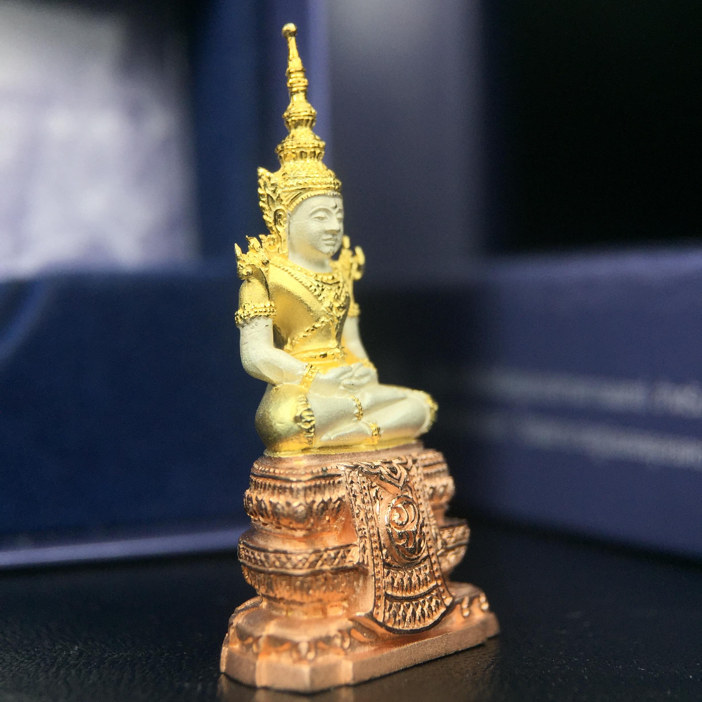 พระแก้วมรกต ภปร. ปี2547 จัดสร้างโดย รพ.ภูมิพลฯ เนื้อเงิน (3 กษัตริย์)ลอยองค์ หน้าตัก 1/2 นิ้ว งดงามทรงคุณค่าอีกหนึ่งรุ่นยอดนิยม หายาก(1ใน3000องค์)