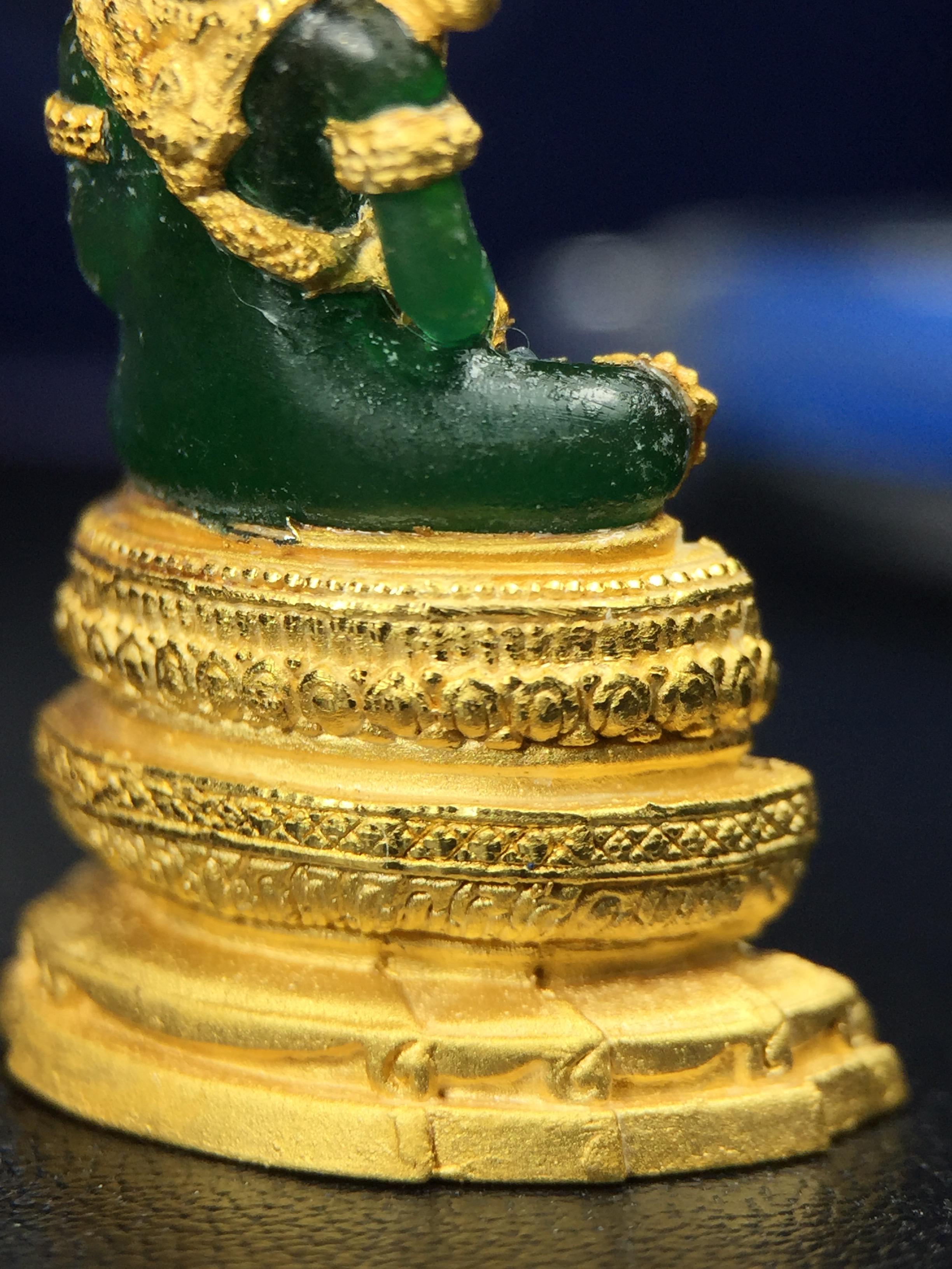 พระแก้วมรกต ภปร. จัดสร้างโดย รพ.ภูมิพลฯ ปี2547 ลอยองค์ขนาดหน้าตัก 1/2 นิ้ว เนื้อเรซิ่นหุ้มทองคำ99.99 งดงามทรงคุณค่าอีกหนึ่งรุ่นยอดนิยม หายาก