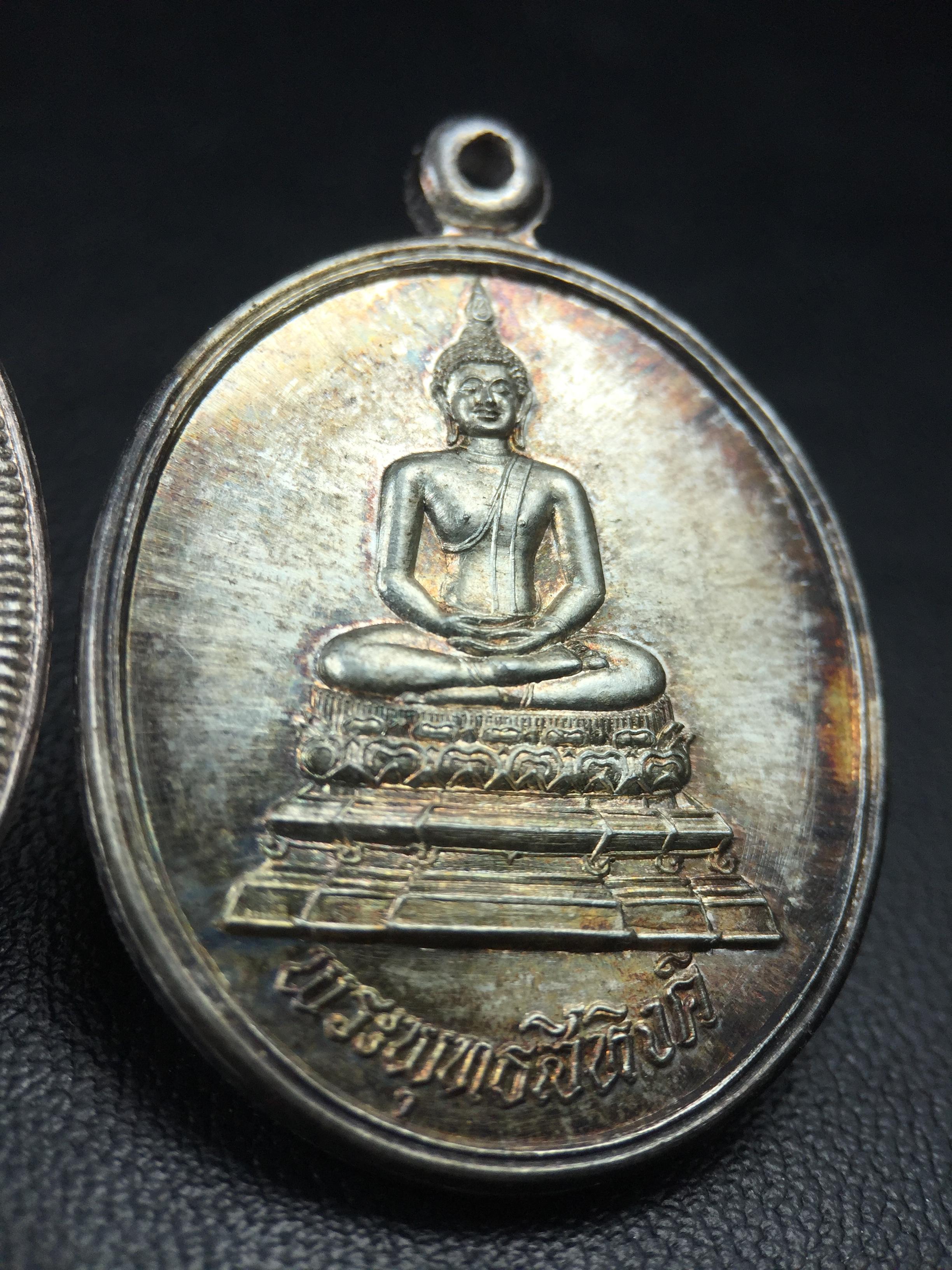 เหรียญพระพุทธสิหิงค์ ภปร. รุ่นมหาลัยธรรมศาสตร์ 60ปี พ.ศ.2537 พิมพ์ใหญ่+พิมพ์เล็ก เนื้อเงินผิวเดิมๆขึ้นสีรุ้งๆสวยมาก(ในหลวงรัชกาลที่9เสด็จในพิธี)(พิธีใหญ่ เกจิที่มีชื่อเสียงมาร่วมปลุกเสกจำนวนมาก ชนวนมาลสารเก่าเข้มขลัง )ของดีธรรมศาสตร์ที่ศิษย์เก่าไม่ควรพลาด