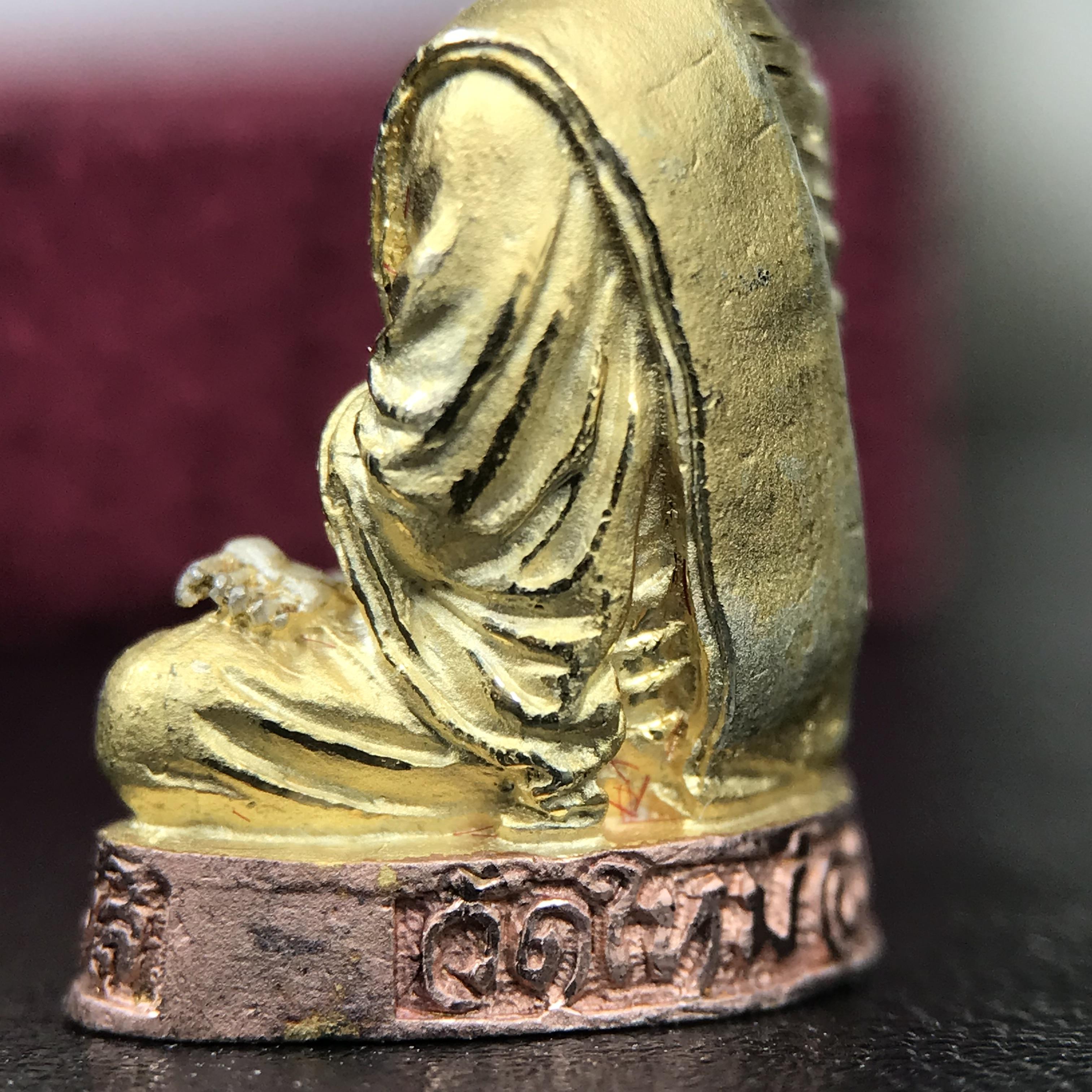 รูปเหมือนสมเด็จพระพุฒาจารย์ (โต พรหมรังสี)วัดใหม่อมตรส บางขุนพรหม ปี2540 รุ่นกาญจนาภิเษก จัดสร้างในวโรกาสที่รัชกาลที่ 9 ทรงครองสิริราชสมบัติ ครบ 50ปี ลอยองค์พิมพ์ใหญ่ เนื้อเงินบริสุทธิ์ 99.9% แบบชุบสามกษัตริย์ขัดเงาบางส่วน พร้อมกล่องบรรจุใบรับรองเดิมครบ