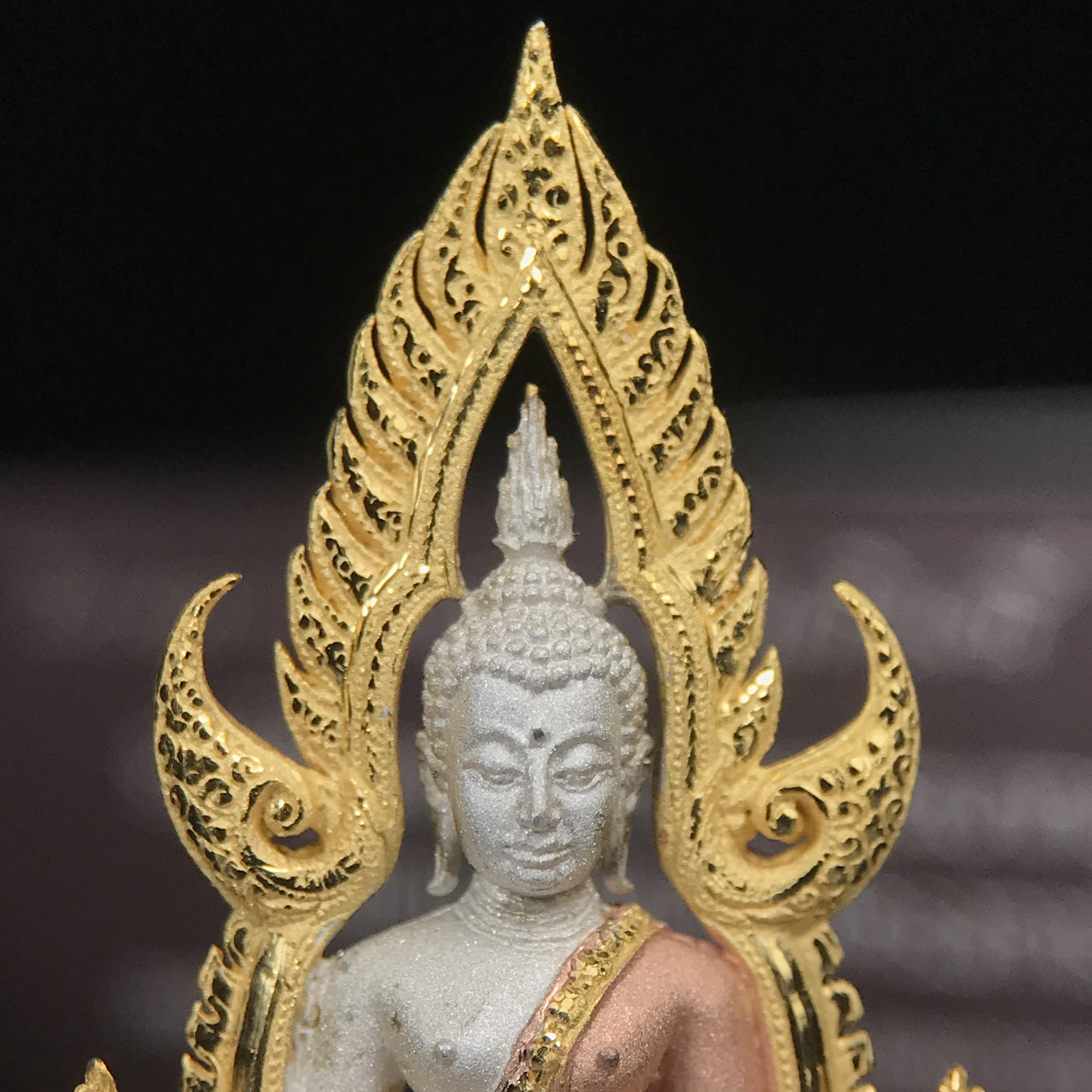 พระพุทธชินราช ภปร. โครงการ "เพราะแผ่นดินนี้ คือ แผ่นดินเกิด" ปี 2548(รุ่นแรก) ลอยองค์เนื้อเงินสามกษัตริย์ หน้าตัก 1/2 นิ้ว (ขนาด 3.5 x 2.5 ซม.) พุทธศิลป์งดงามทรงคุณค่า รุ่นยอดนิยม(องค์หมายเลข ๘๘๕๐)