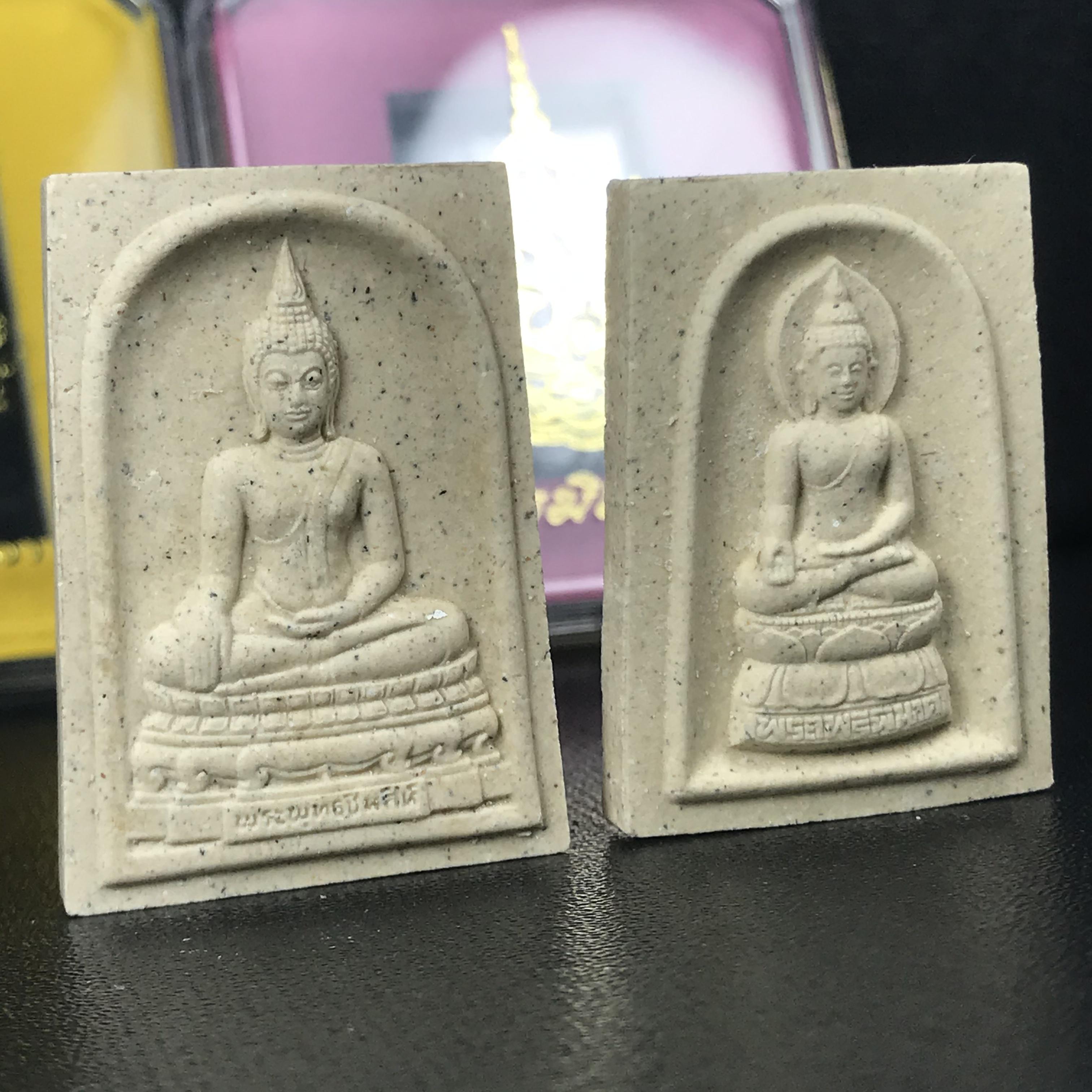 สมเด็จพระพุทธชินสีห์+สมเด็จพระไพรพินาศ ด้านหลังตราสัญลักษณ์เฉลิมพระชนมพรรษา 7 รอบ ในวโรกาสเฉลิมพระชมพรรษาในหลวงรัชกาลที่9 ครบ 7 รอบ และ ที่ระลึกสมโภชวัดบวรนิเวศวิหารครบ 175 ปี พ.ศ.2554 เนื้อผง พิมพ์ ขนาดสูง 3.5 ซม. พร้อมกล่องบรรจุเดิม(1ชุด2องค์)