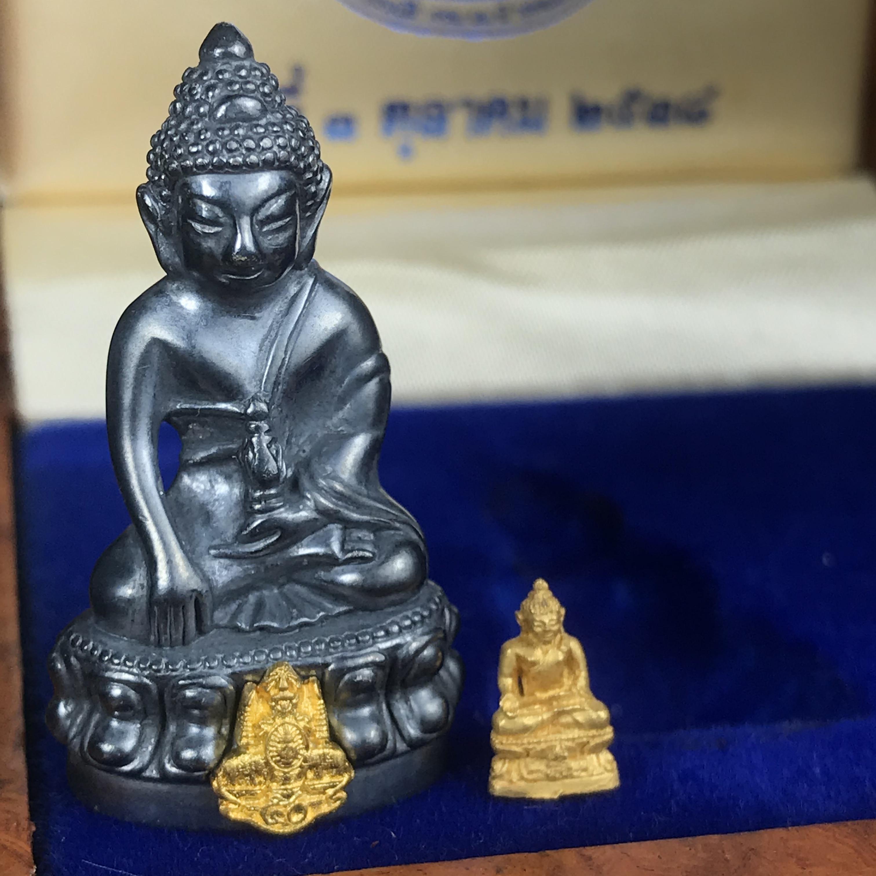 พระกริ่งสมเด็จญาณ วัดบวรนิเวศวิหาร เนื้อเงินบริสุทธิ์ 92.5% ตรากาญจนาภิเษกทองคำ+พระชัยวัฒน์ไพรีพินาศ เนื้อทองคำ พระราชทานแจกเมื่อ 3 ตุลาคม 2538 มาพร้อม กล่องลายไม้สุดหรู(ครบชุด หายาก)