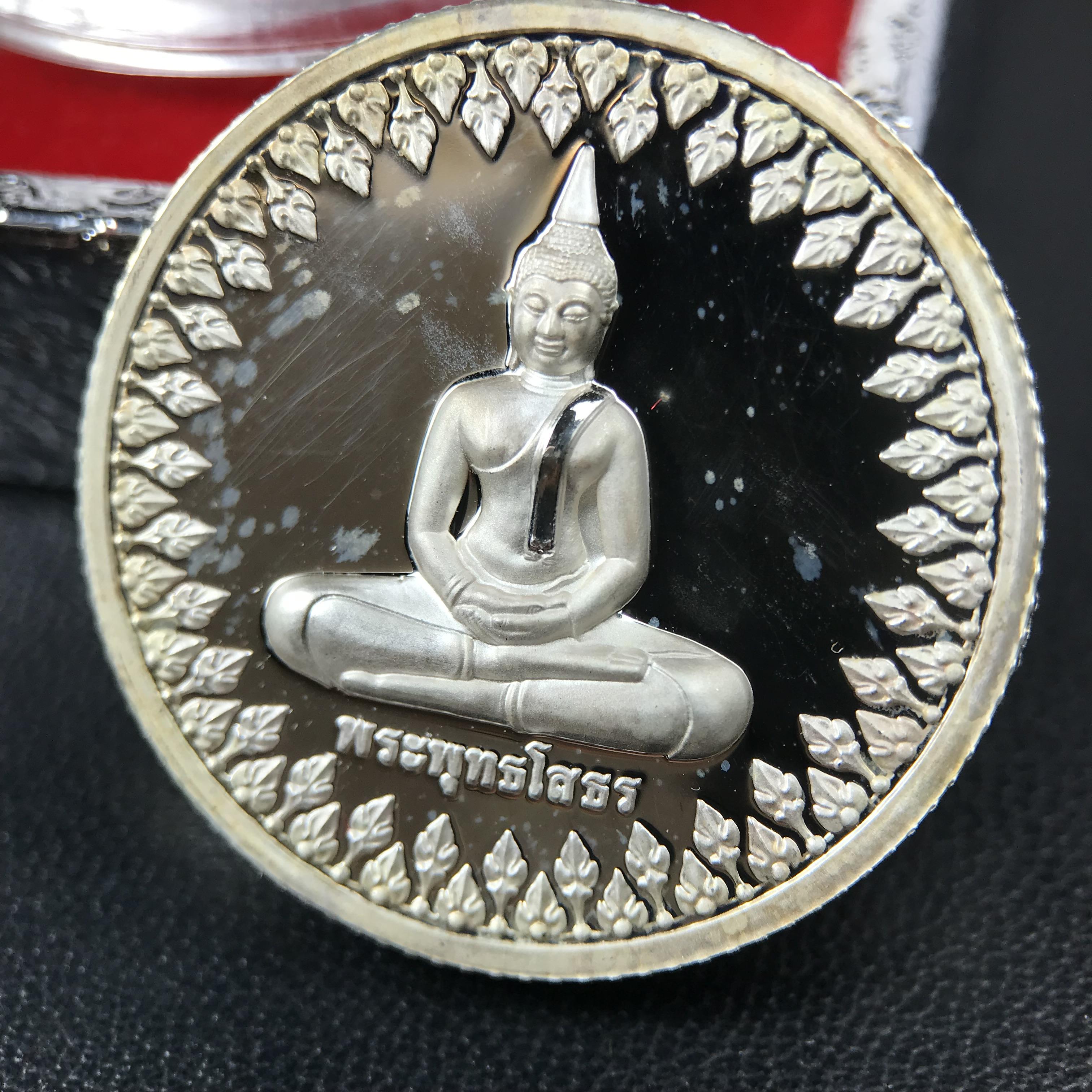 เหรียญพระพุทธโสธร ตราสัญลักษณ์ ภปร. รุ่นสมโภชน์พระอุโบสถเฉลิมพระเกียรติ วัดโสธรวรารามวรวิหาร เฉลิมพระเกียรติ ร.9 เจริญพระชนมายุ 80 พรรษา ปี2550 เนื้อเงินนอก(99%)ขัดเงาพ่นทราย ขนาด 28 มม. มีโค๊ดหมายเลขกำกับ สวยๆเดิมๆ พร้อมกล่องเดิมจากวัด และใบรับรองการผลิต