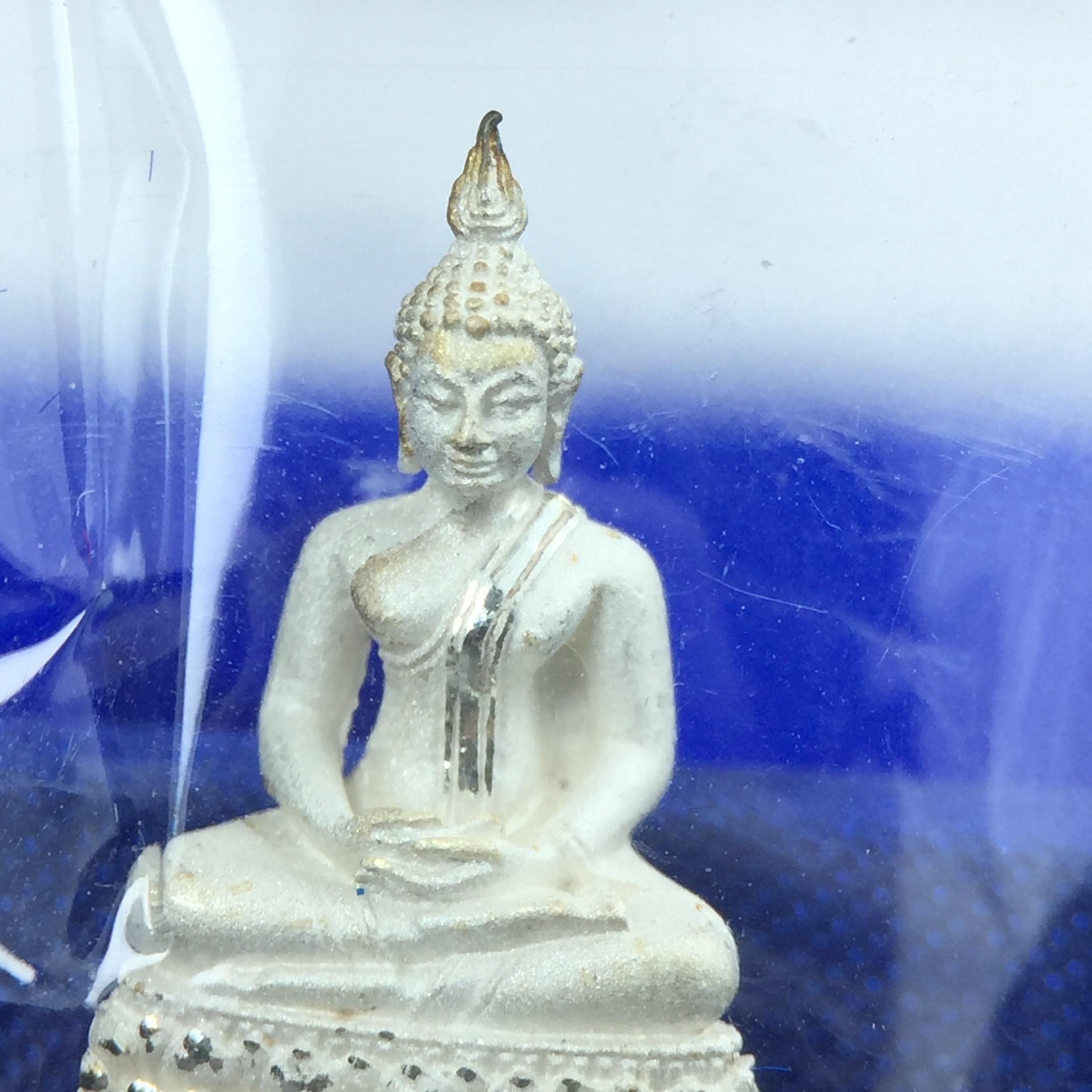 พระชัยวัฒน์พุทธสิหิงค์ ภปร. รุ่นสร้างหอพระธรรมศาสตร์ ปี2542 เนื้อเงิน(ผิวเดิม ซีนซองเดิม กล่องครบสวยสมบูรณ์) มหาพิธี 3วาระอันยิ่งใหญ่(ตอกโค๊ตและหมายเลข)1ใน 10000 องค์