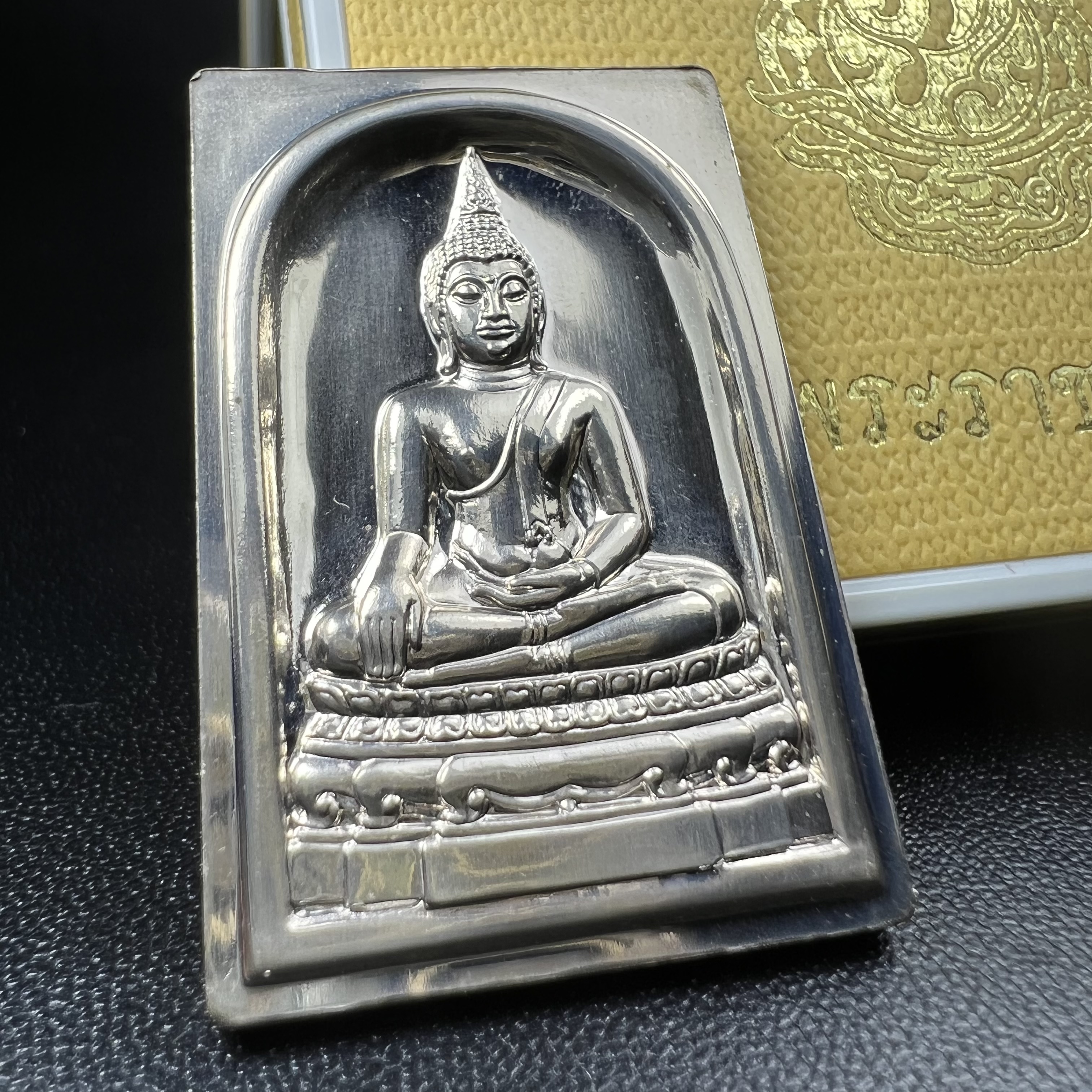 พระพุทธชินสีห์ หลังตรา ปรมาภิไธยย่อ ภปร. ในวโรกาสเฉลิมพระชมพรรษาในหลวงรัชกาลที่9 ครบ 7 รอบ และ ที่ระลึกสมโภชวัดบวรนิเวศวิหารครบ 175 ปี พ.ศ.2554 เหรียญเนื้อเงิน พิมพ์ใหญ่ ขนาดสูง 3.8 ซม. พร้อมกล่องบรรจุเดิมพระราชทาน(1 ใน 1585 เหรียญ)หายาก