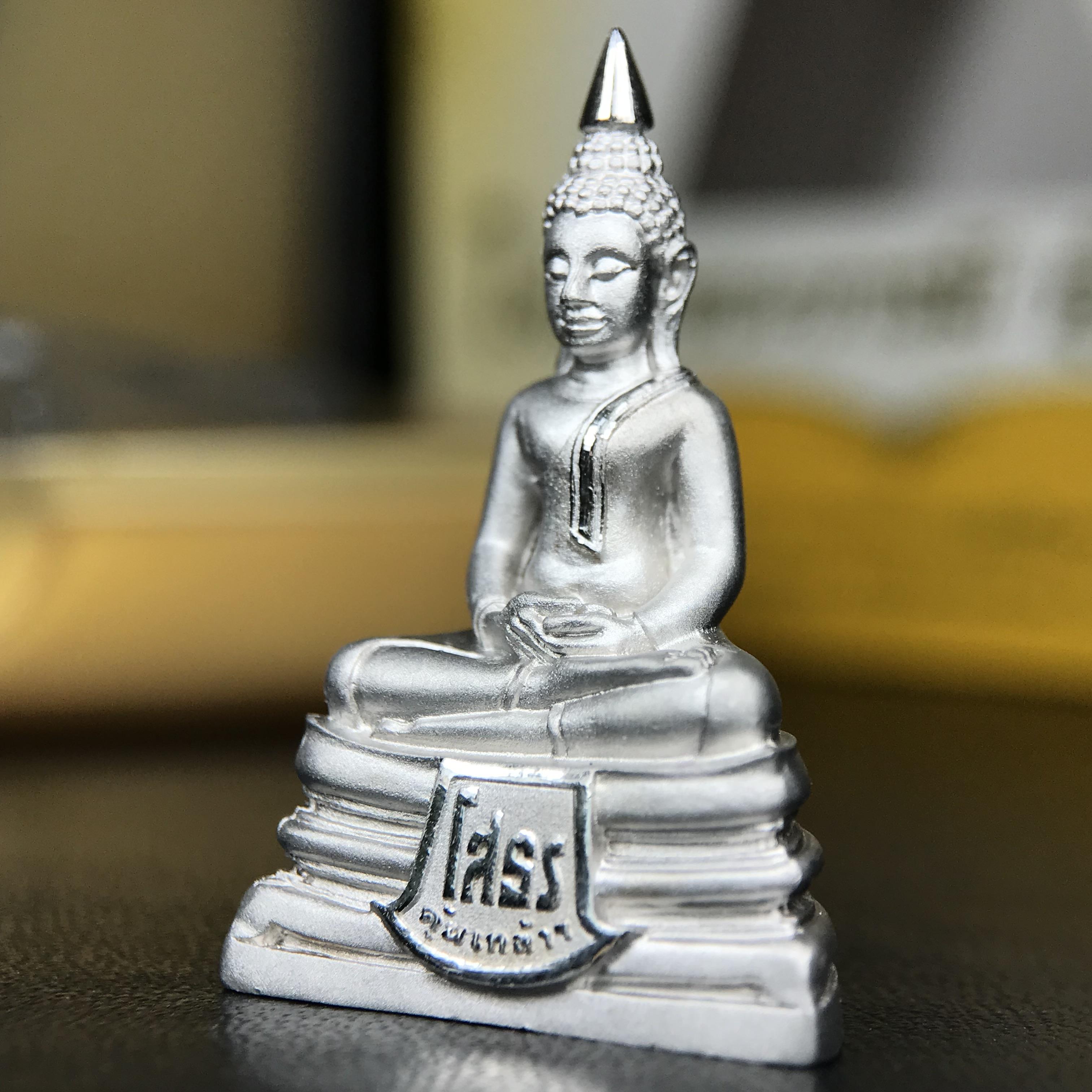 พระพุทธโสธร คุ้มเกล้าฯ ภปร.(ใต้ร่มพระบารมี คุ้มเกล้า) 60ปี รพ.ภูมิพลฯ พ.ศ.2552 เนื้อเงิน ชุบทองคำขาว(ลอยองค์พิมพ์ ใหญ่ ขนาด 30*20 มม.) 1 ใน 5000 องค์ หายาก