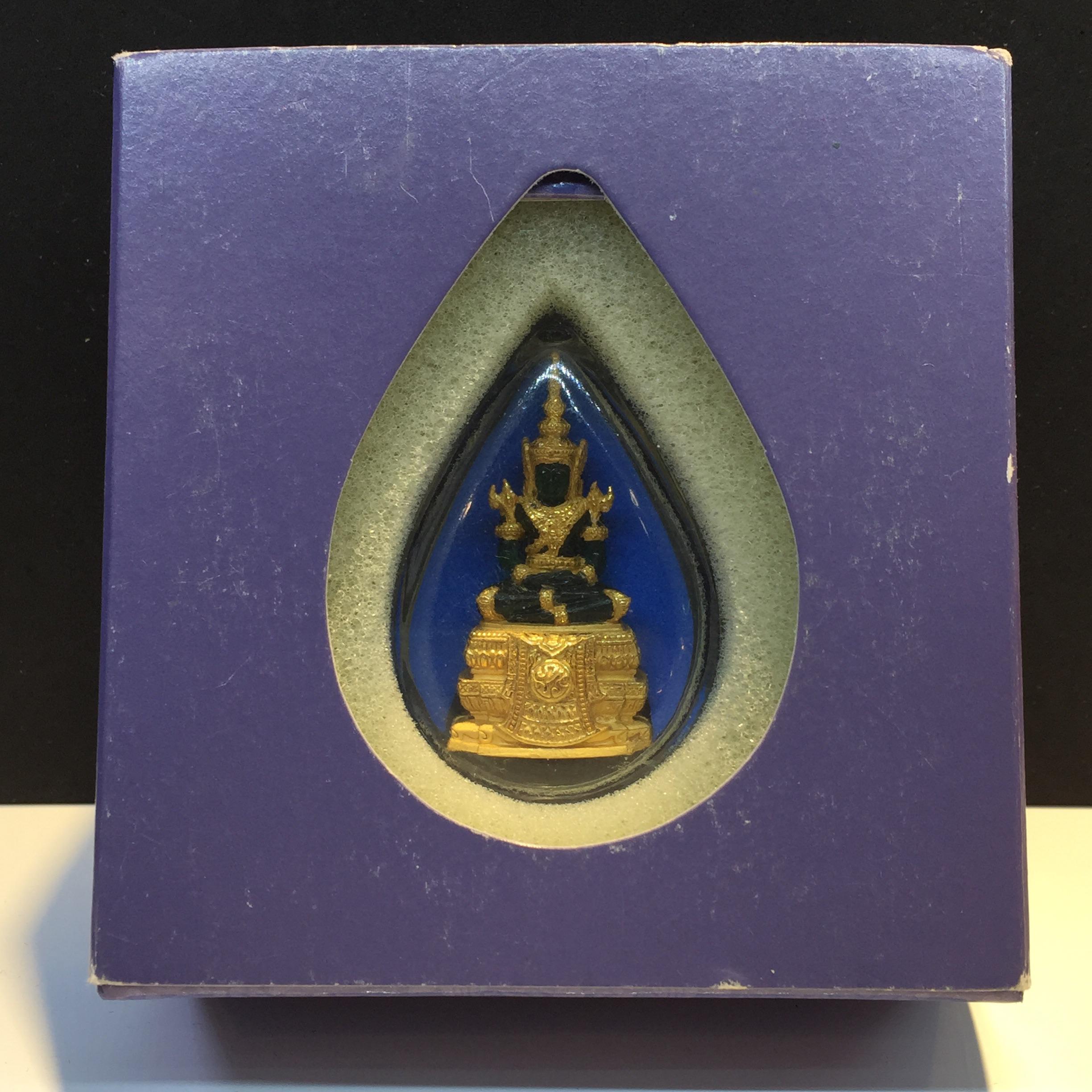 พระแก้วมรกตลอยองค์ ภปร. เนื้อเรซิ่นหุ้มทองคำ หน้าตัก 1/2 นิ้ว จัดสร้างโดยรพ.ภูมิพลฯ ปี2547