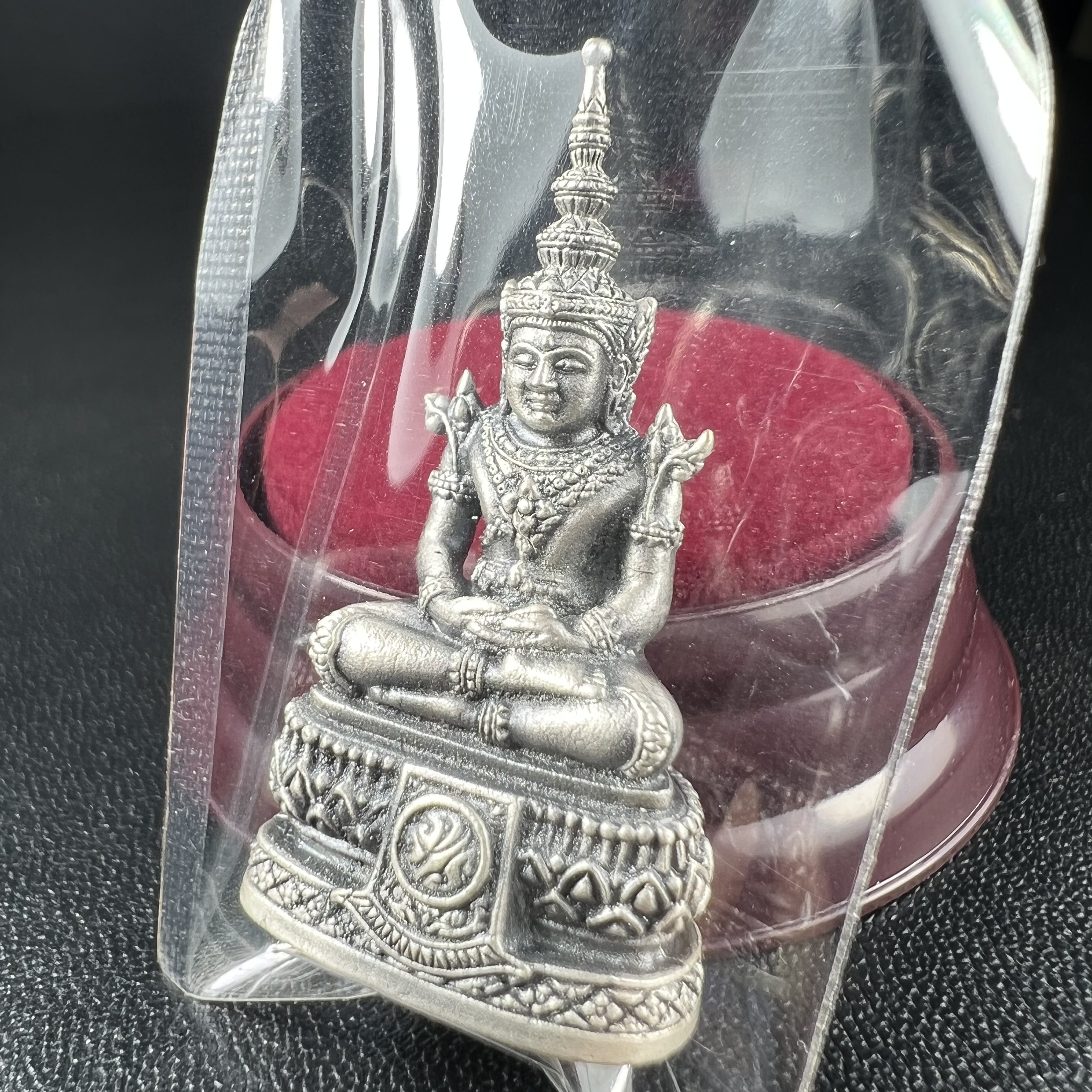 พระแก้วมรกต ภปร.(รุ่นแรก) ปี2545 รุ่นฉลองกรุงรัตนโกสินทร์ครบ 220 ปี พิมพ์ลอยองค์ใหญ่ เนื้ออัลปาก้า ชุบเงินลงดำ ขนาด 19*35 มม. พร้อมครอบตั้งโชว์เดิม องค์พระซีนซองเดิม สวยครบสมบูรณ์