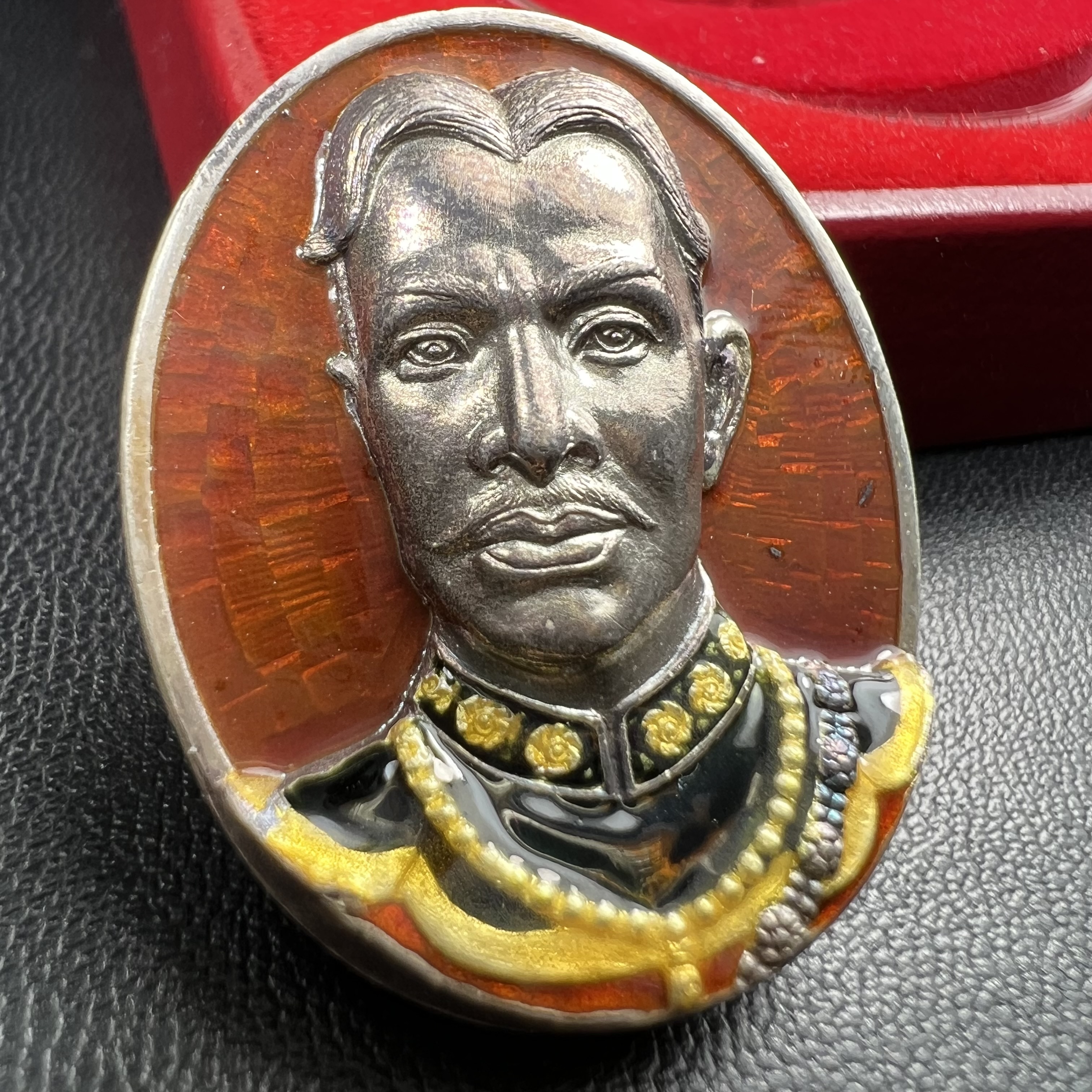 เหรียญพระบรมรูปเหมือนสมเด็จพระเจ้าตากสินมหาราช รุ่นโชคมงคล ปี 2545 เนื้อเงินลงยา พิธีเทวาภิเษก ณ อนุสาวรีย์ วัดพิชัยสงคราม ณ พระวิหารสมเด็จพระเจ้าตากสินมหาราช วัดอินทาราม ธนบุรี พิธีบวงสรวงขอบารมี ณ อนุสาวรีย์พระเจ้ากรุงธนบุรี วงเวียนใหญ่(พิธีใหญ่สภาพสวย)