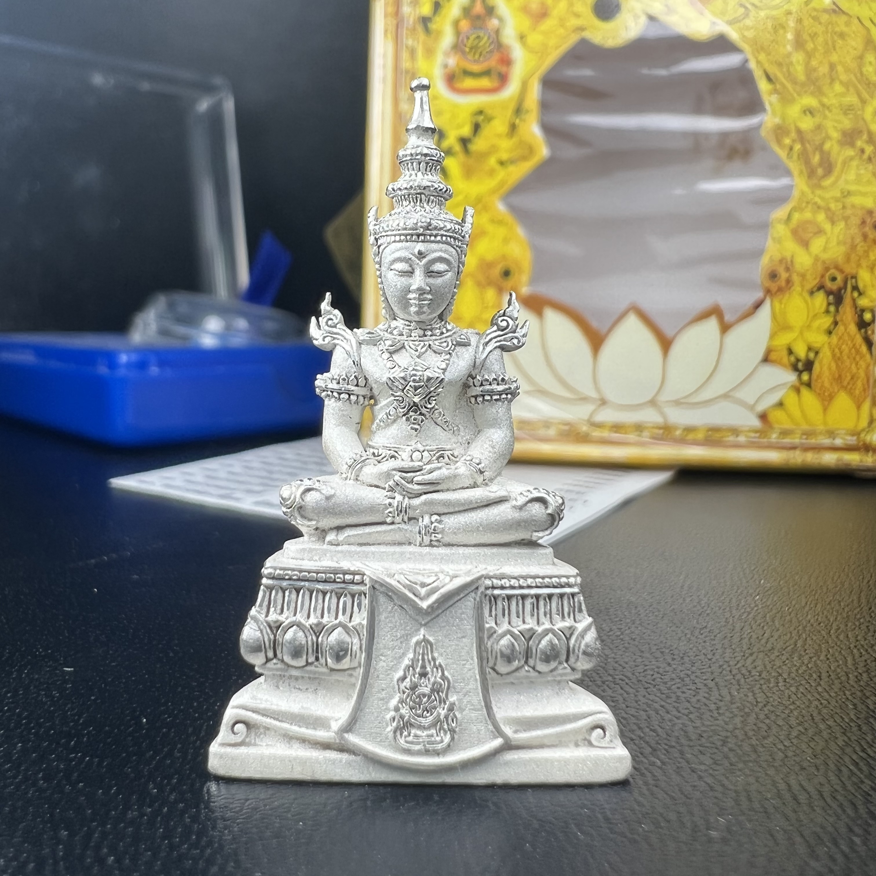 พระแก้วมรกต(จำลอง)ลอยองค์ ขนาดหน้าตัก 1/2 นิ้ว ทรงเครื่องฤดูร้อน เนื้อเงิน ตราสัญลักษณ์ฉลองสิริราชสมบัติ ครบ 60 ปี พ.ศ.2549(สภาพสวย ครบ สมบูรณ์))