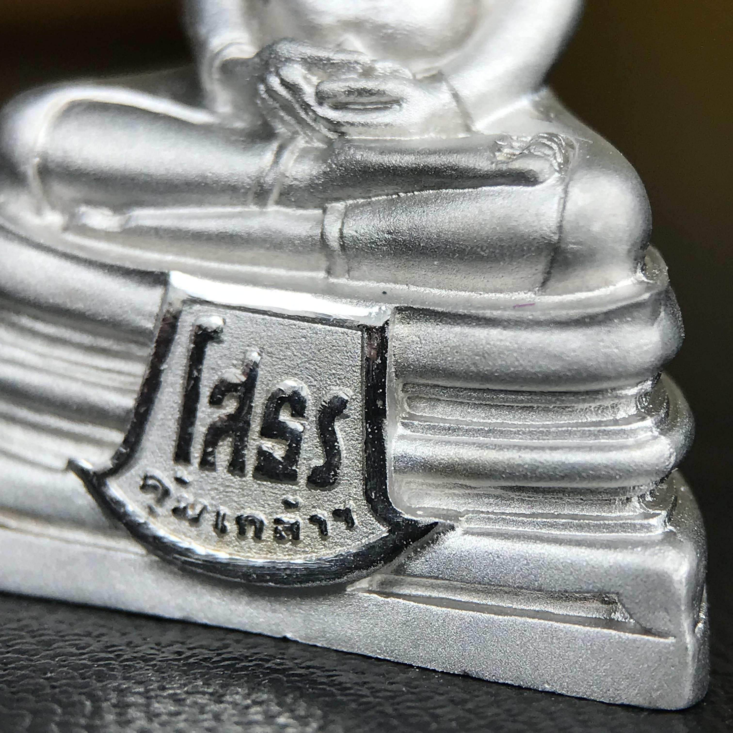 พระพุทธโสธร คุ้มเกล้าฯ ภปร.(ใต้ร่มพระบารมี คุ้มเกล้า) 60ปี รพ.ภูมิพลฯ พ.ศ.2552 เนื้อเงิน ชุบทองคำขาว(ลอยองค์พิมพ์ ใหญ่ ขนาด 30*20 มม.) 1 ใน 5000 องค์ หายาก